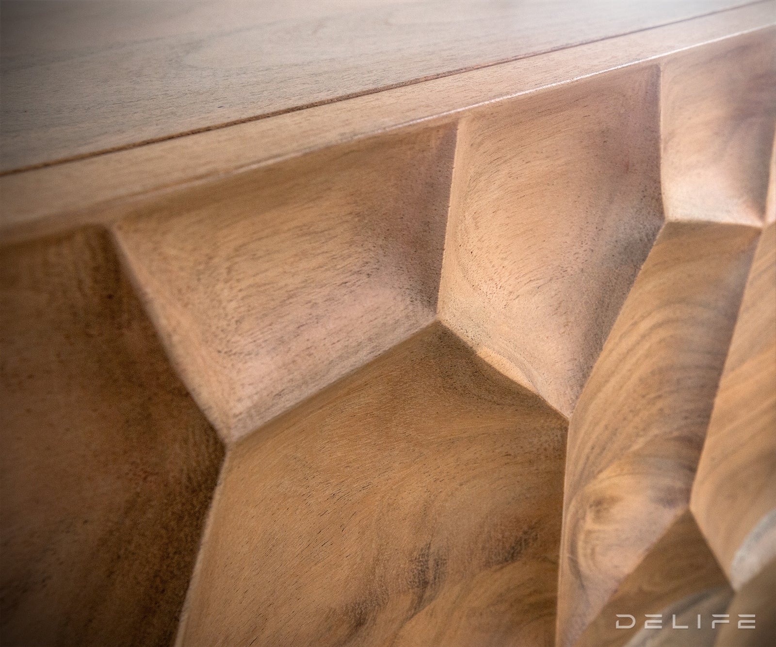 Komoda Solu, Materijal: Bagrem