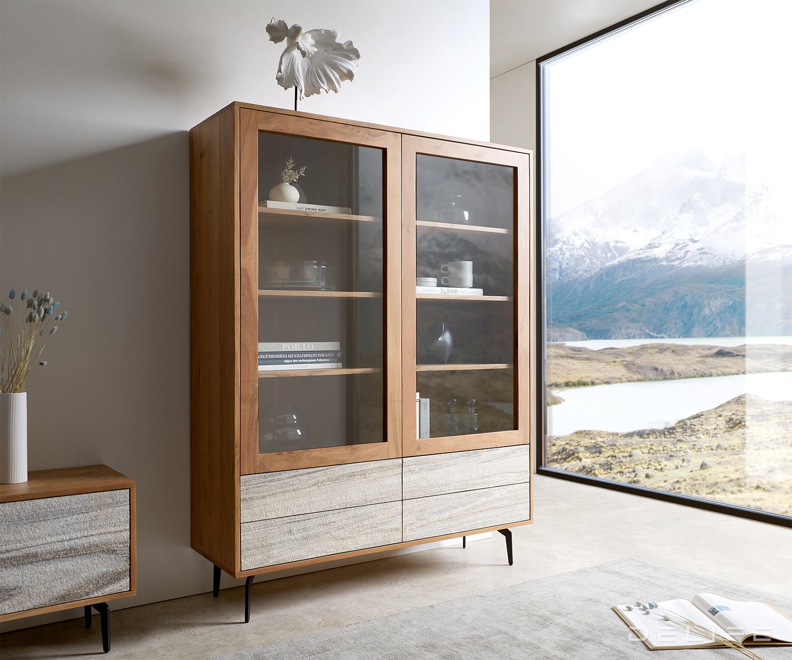 Vitrina Kleo, Materijal: Bagrem