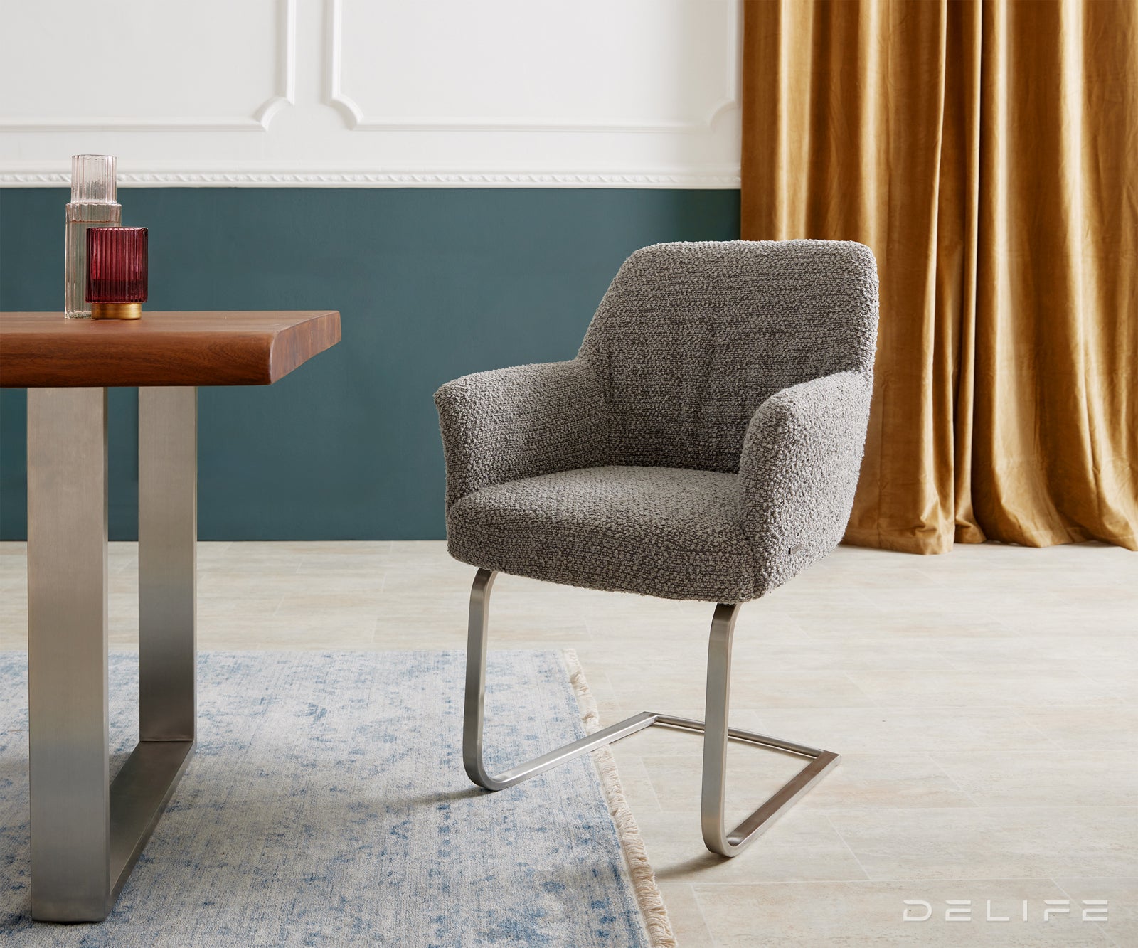 Blagovaonska stolica s rukonaslonom Xana, Materijal: Boucle