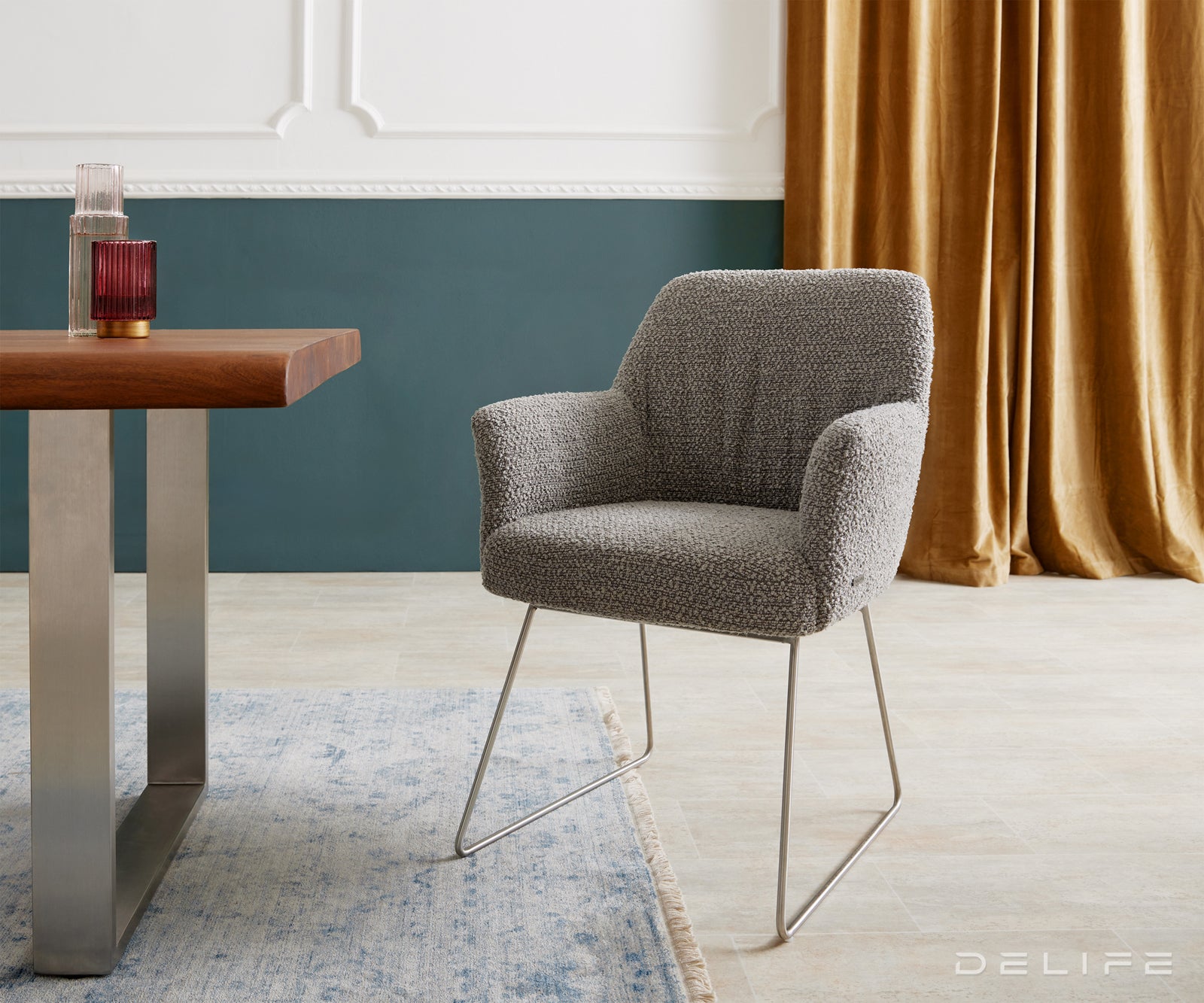 Blagovaonska stolica s rukonaslonom Xana, Materijal: Boucle