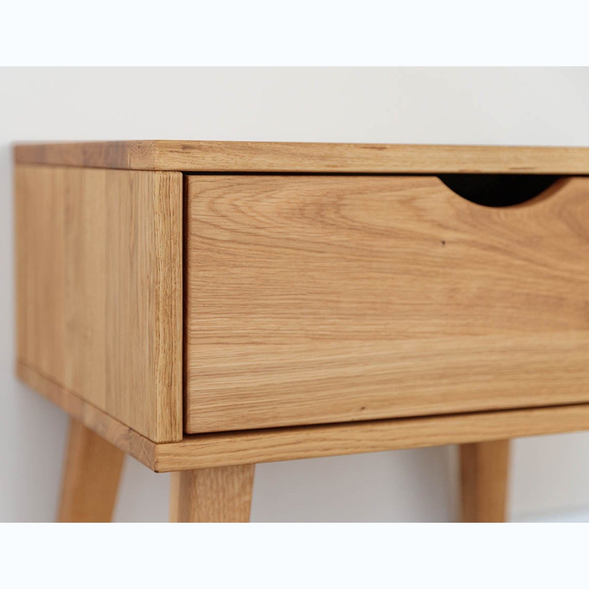 Noćni ormarić Simona, Materijal: Masivno Drvo Hrast