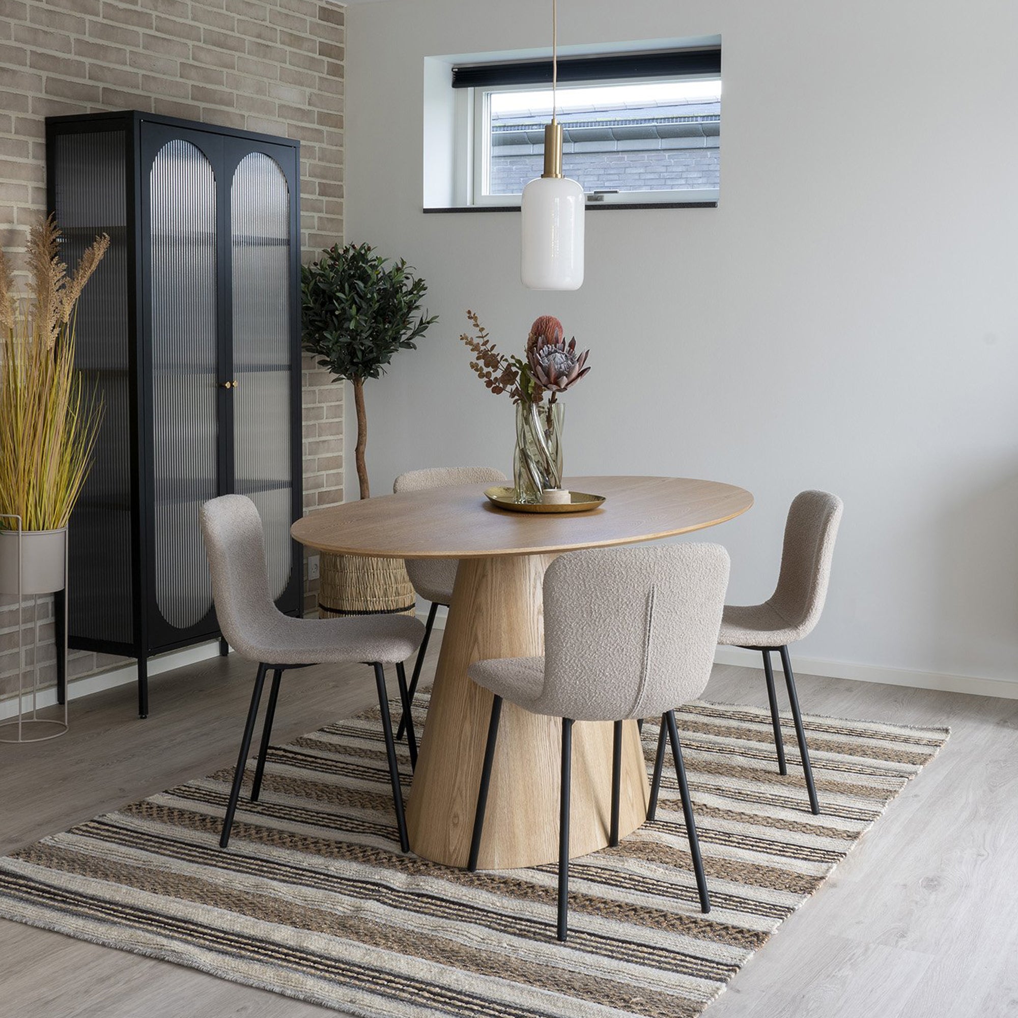 Blagovaonska stolica Halden, Materijal: Poliester