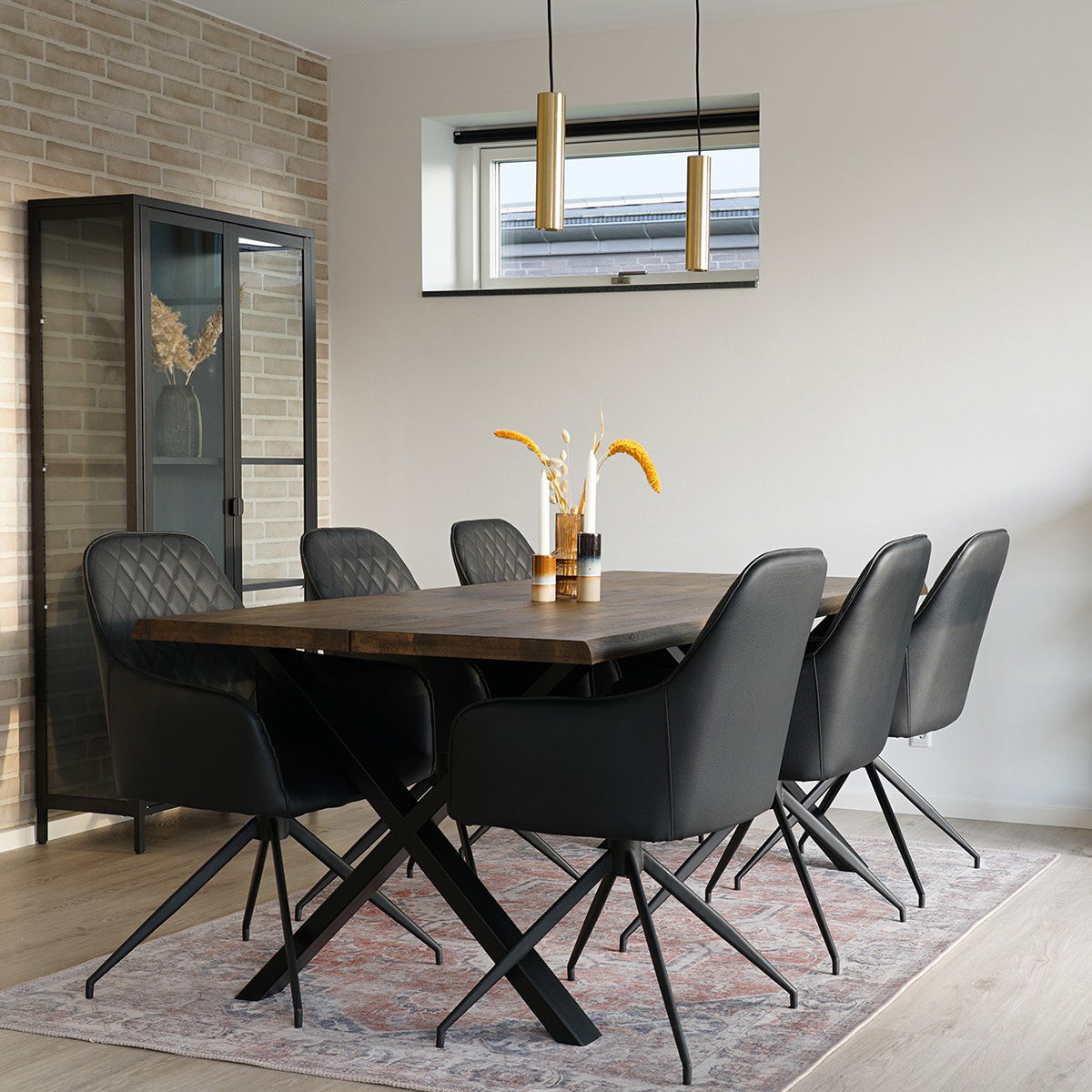 Blagovaonska stolica Harbo, Materijal: PU