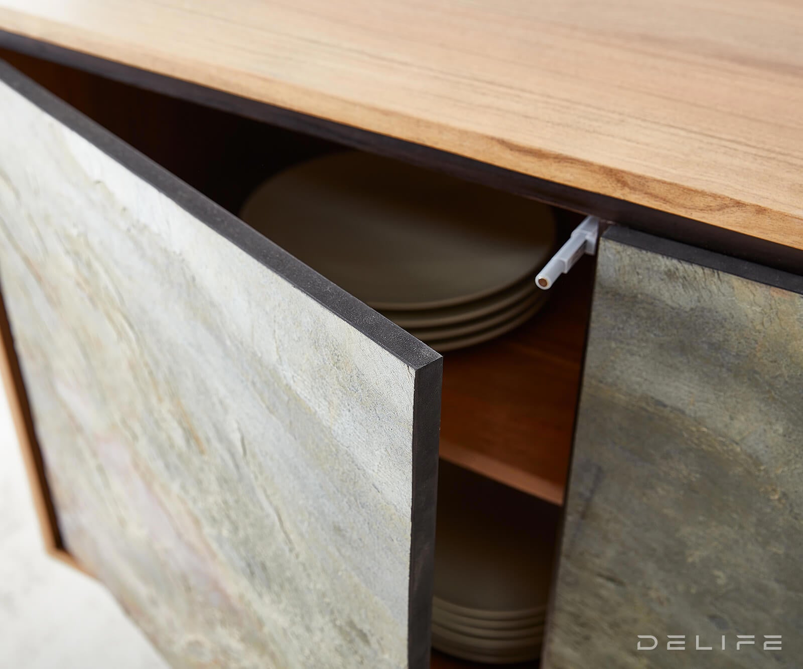 Komoda Juwelo, Materijal: Bagrem