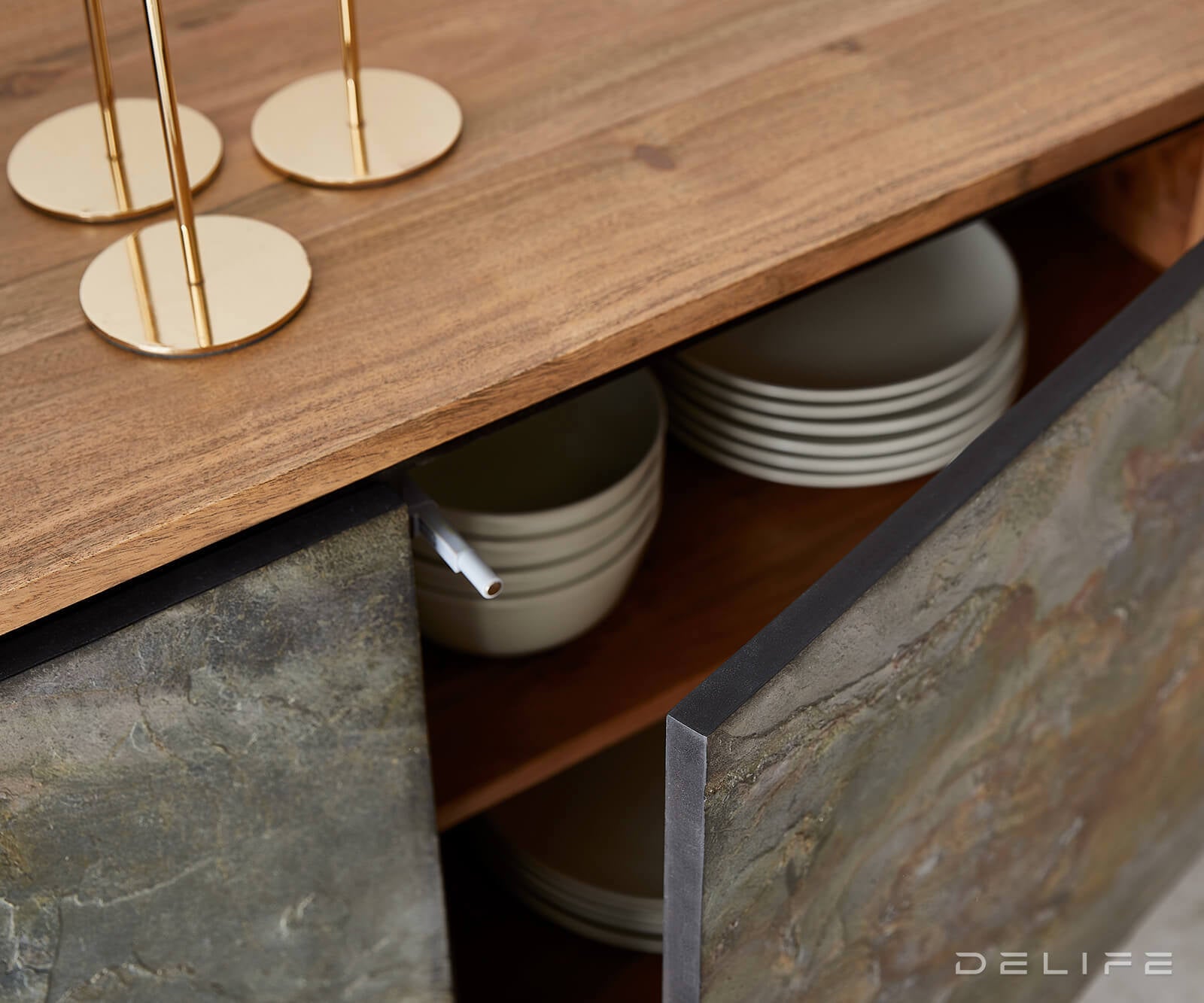 Komoda Juwelo, Materijal: Bagrem