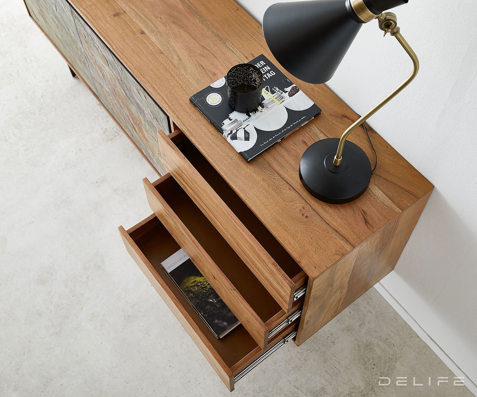 Komoda Juwelo, Materijal: Bagrem