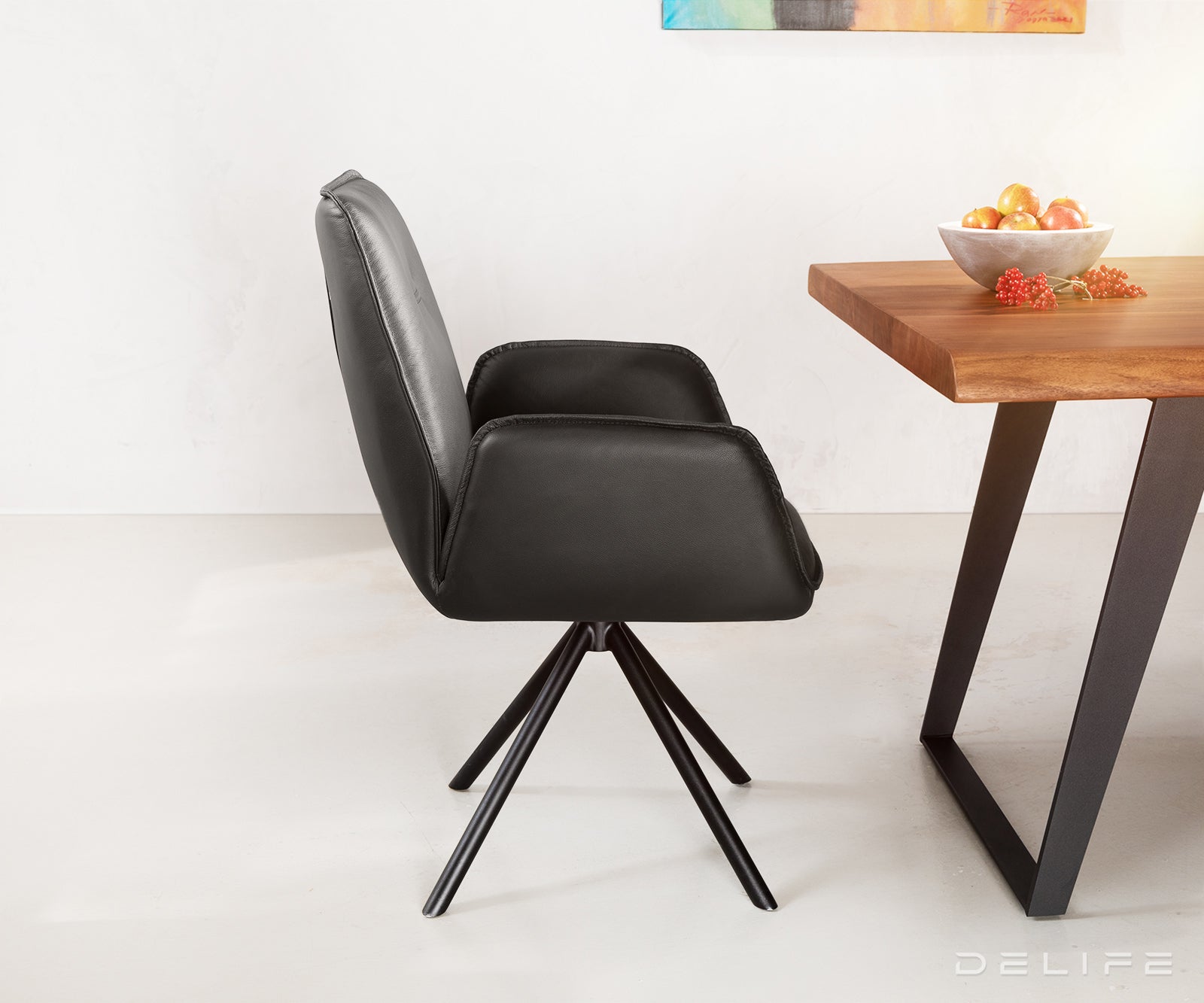 Blagovaonska stolica Zoa, Materijal: Koža