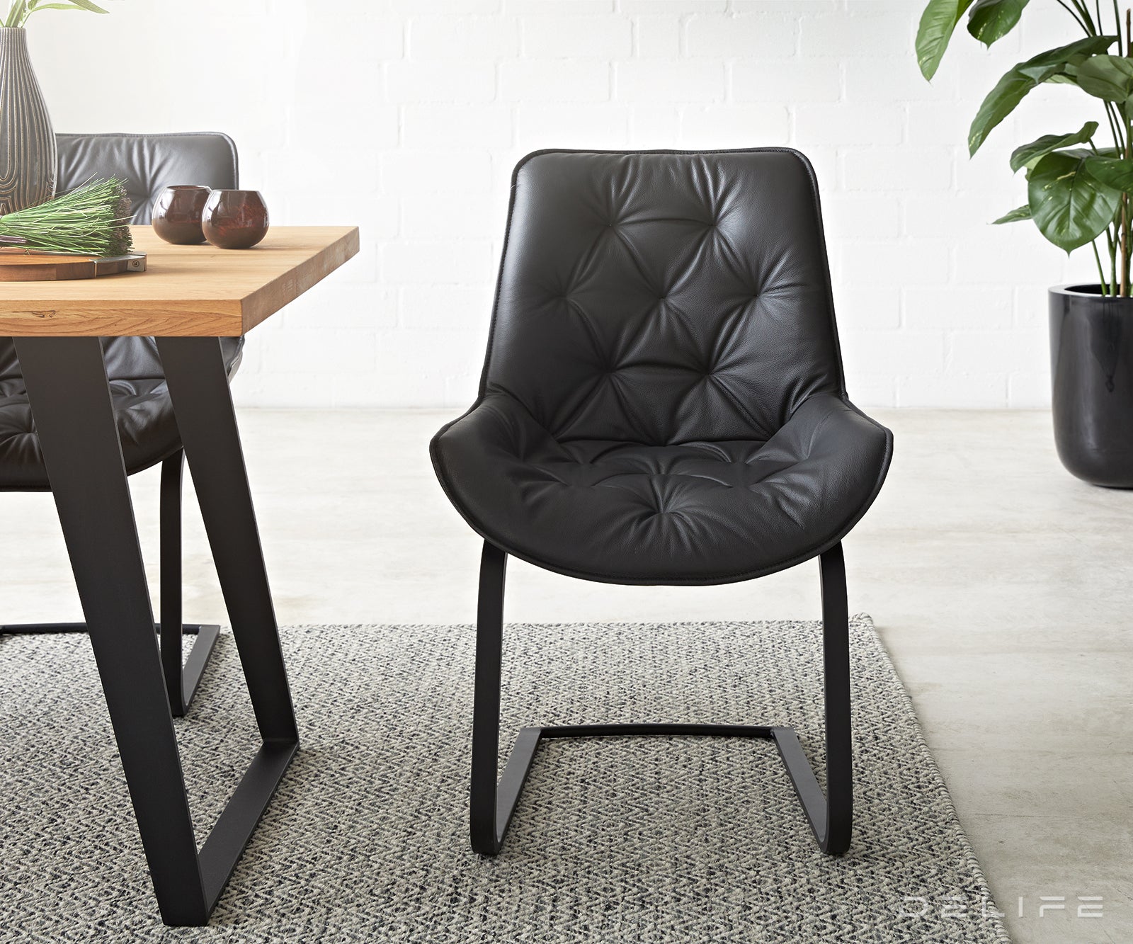 Blagovaonska stolica Taimi, Materijal: Koža