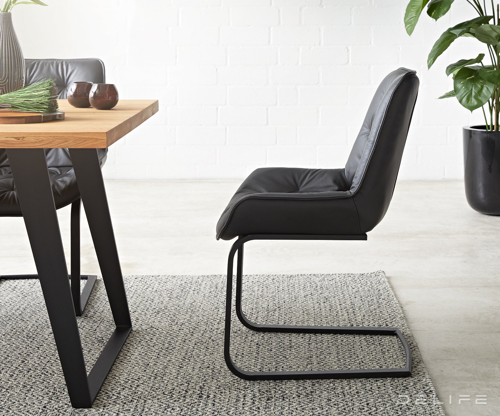 Blagovaonska stolica Taimi, Materijal: Koža