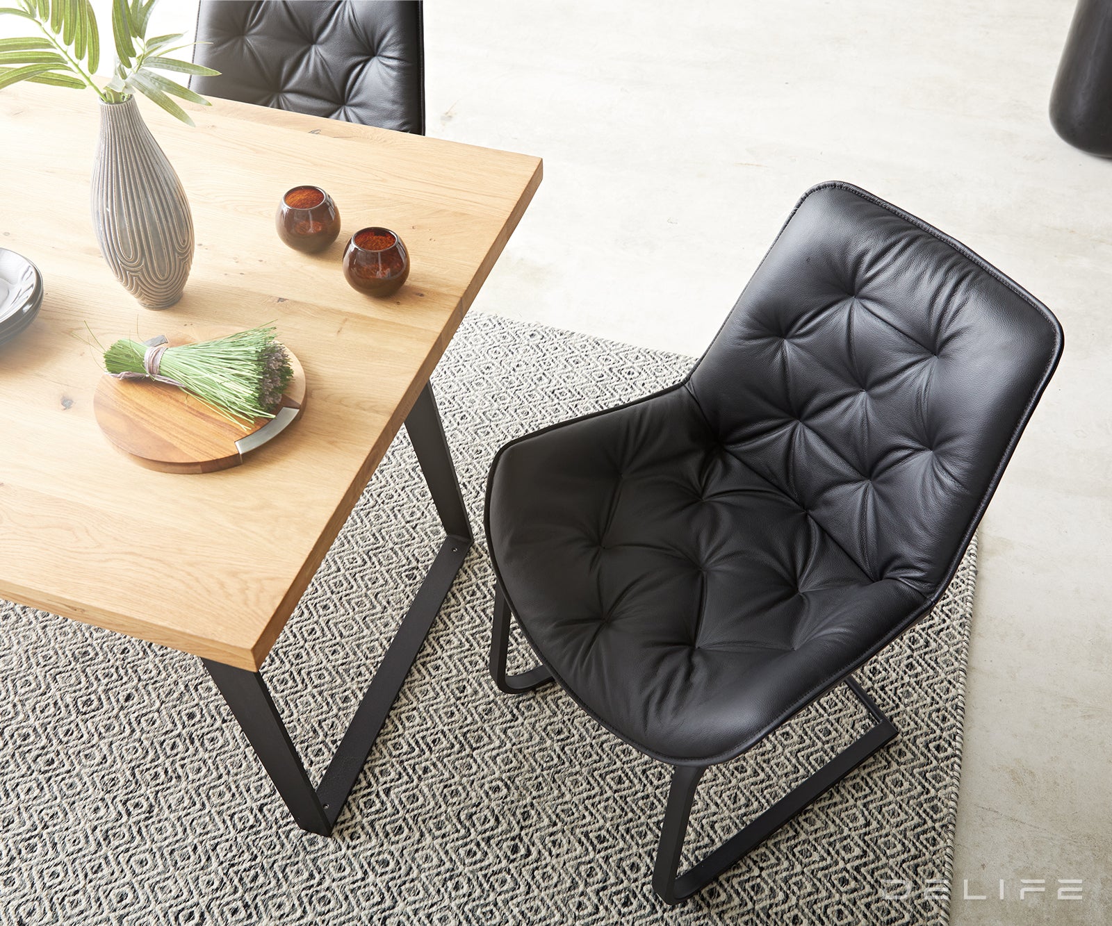 Blagovaonska stolica Taimi, Materijal: Koža