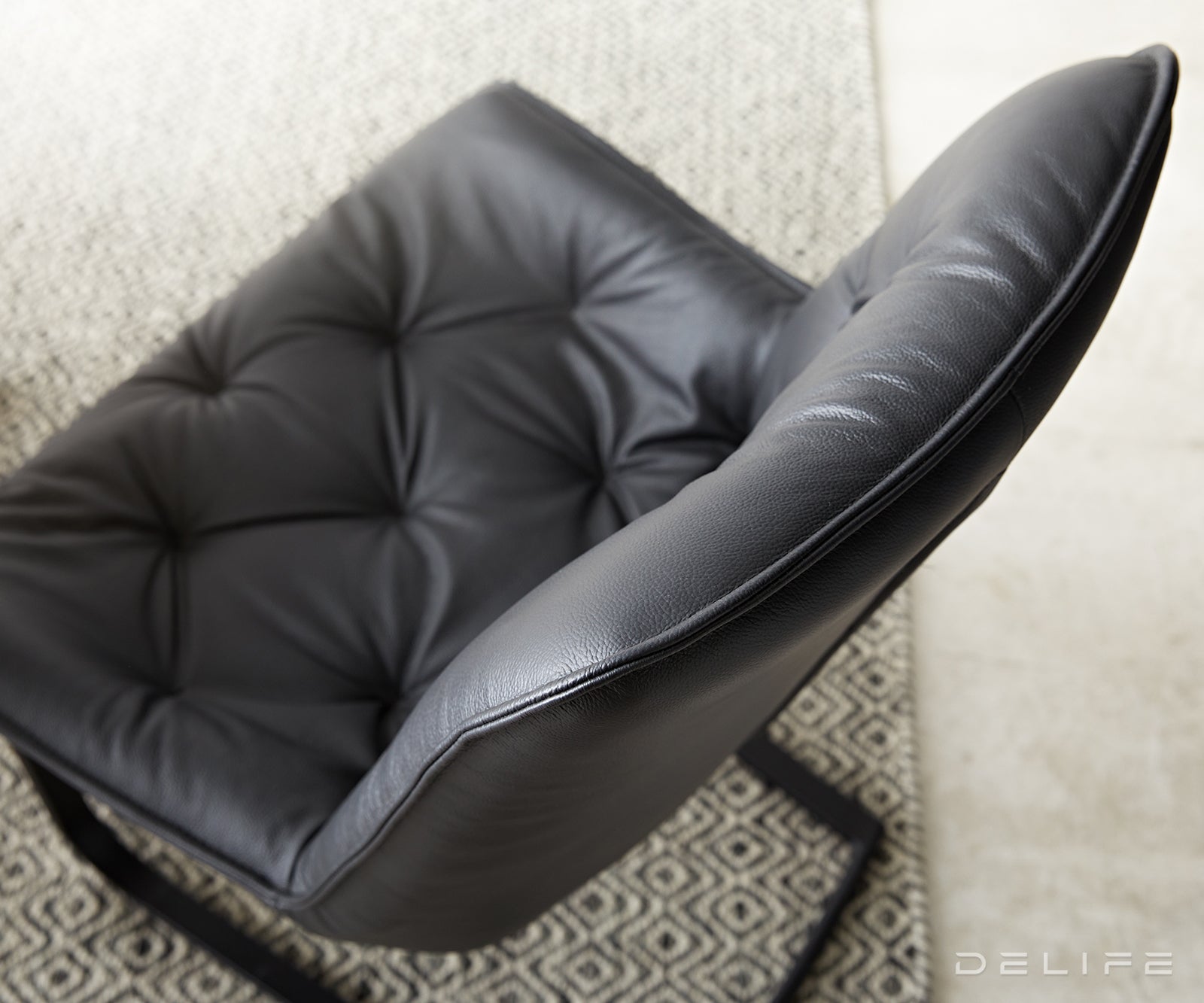 Blagovaonska stolica Taimi, Materijal: Koža