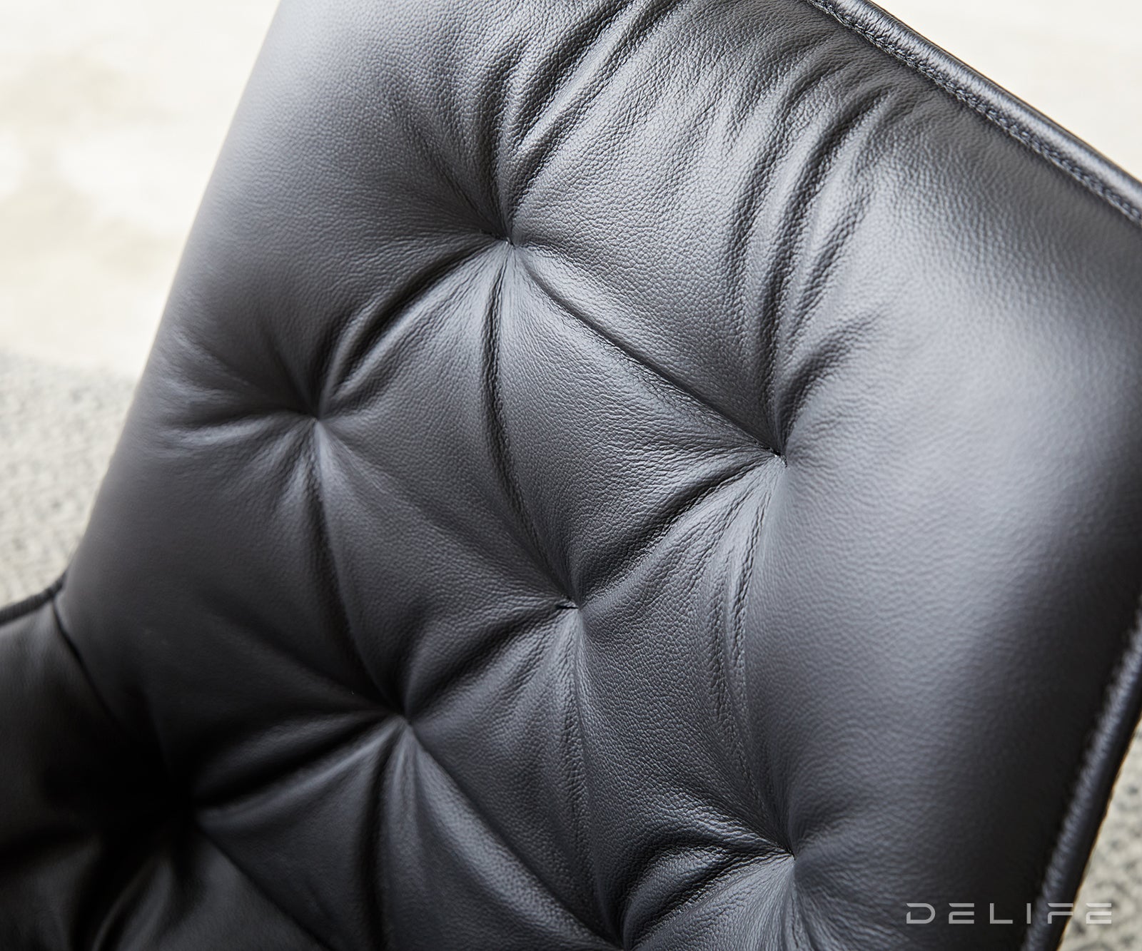 Blagovaonska stolica Taimi, Materijal: Koža