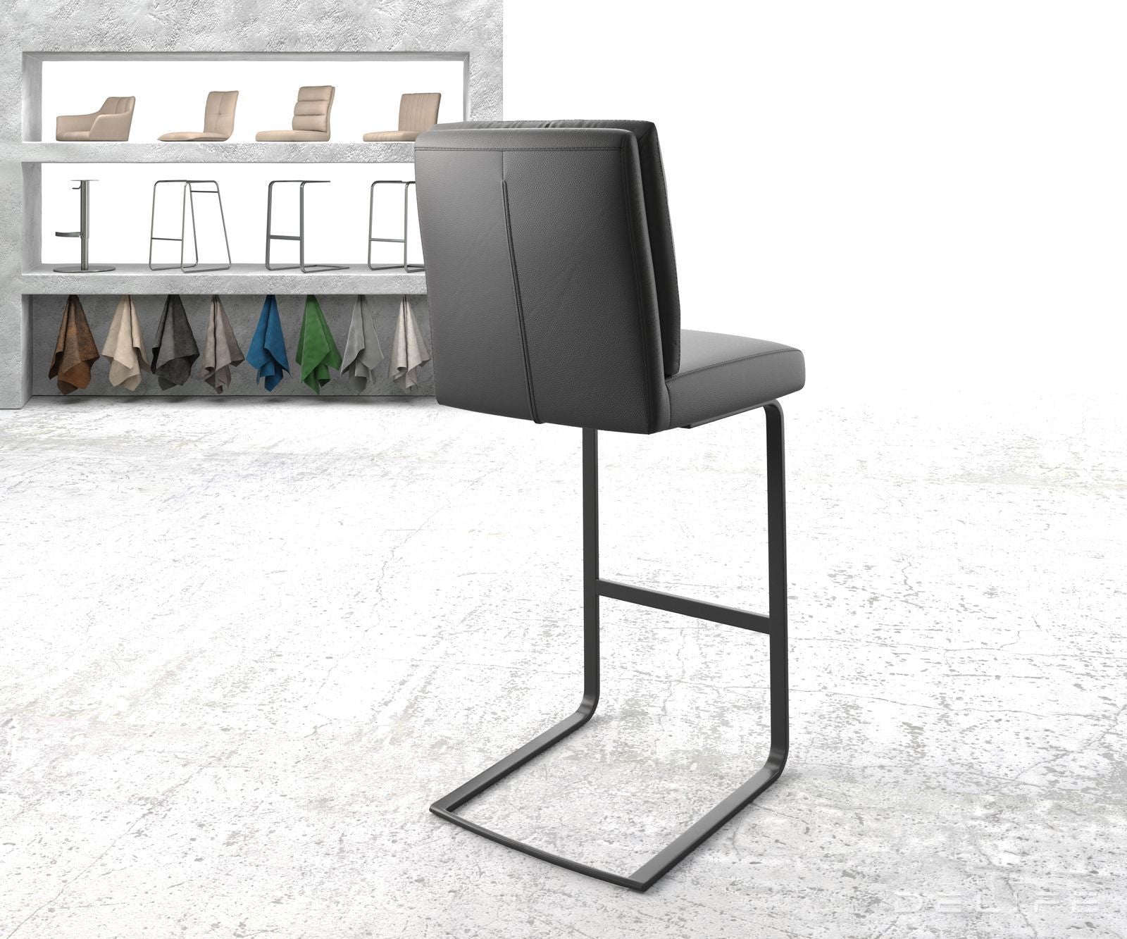 Barska stolica Pela, Materijal: Koža