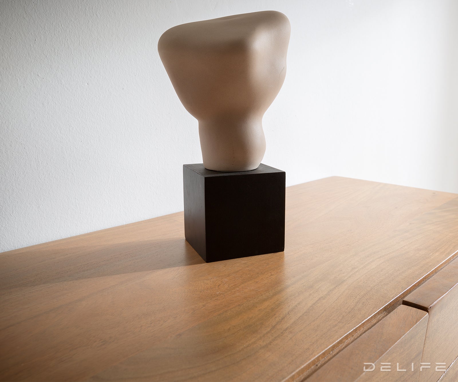 Komoda Kayu, Materijal: Bagrem