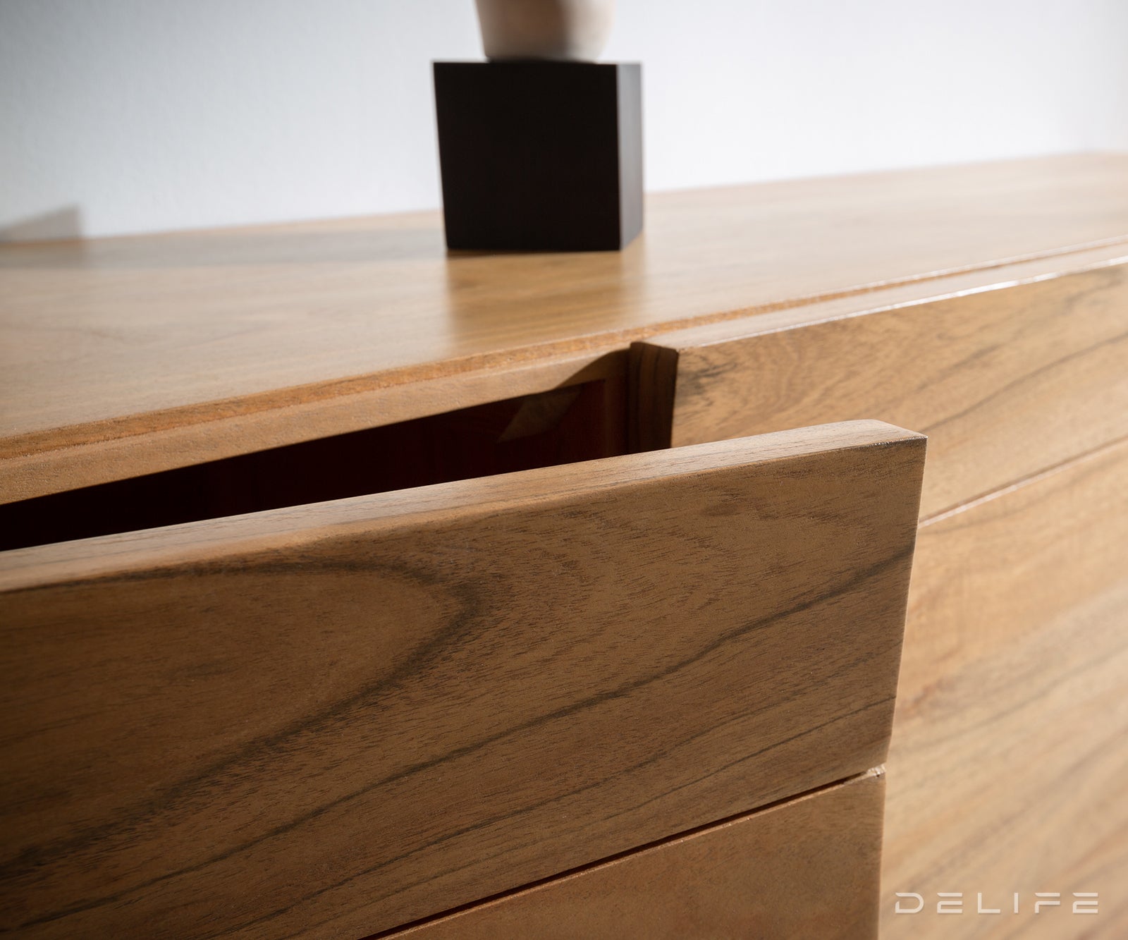 Komoda Kayu, Materijal: Bagrem