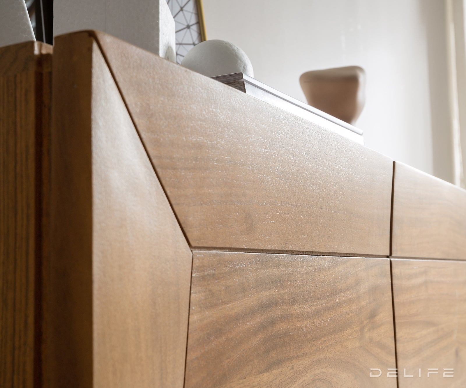 Komoda Kayu, Materijal: Bagrem