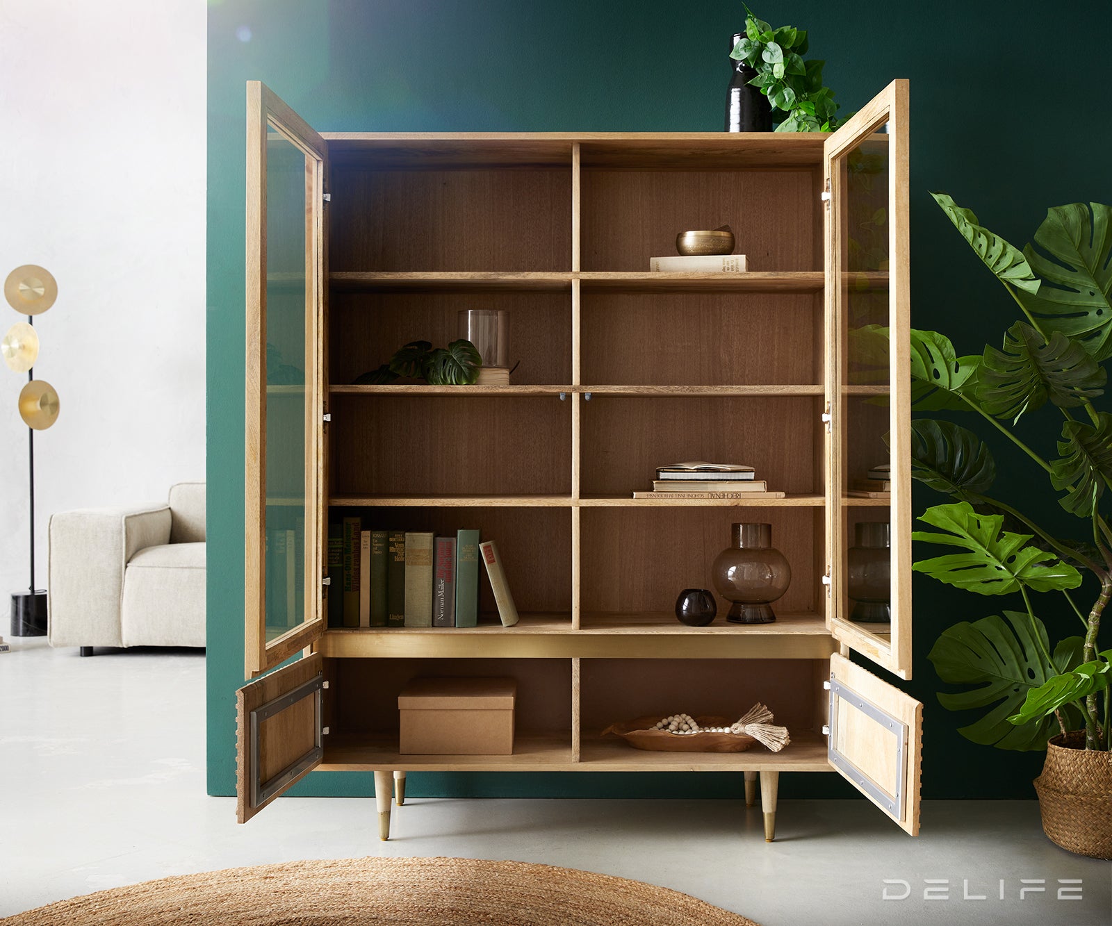 Vitrina Budaya, Materijal: Mango