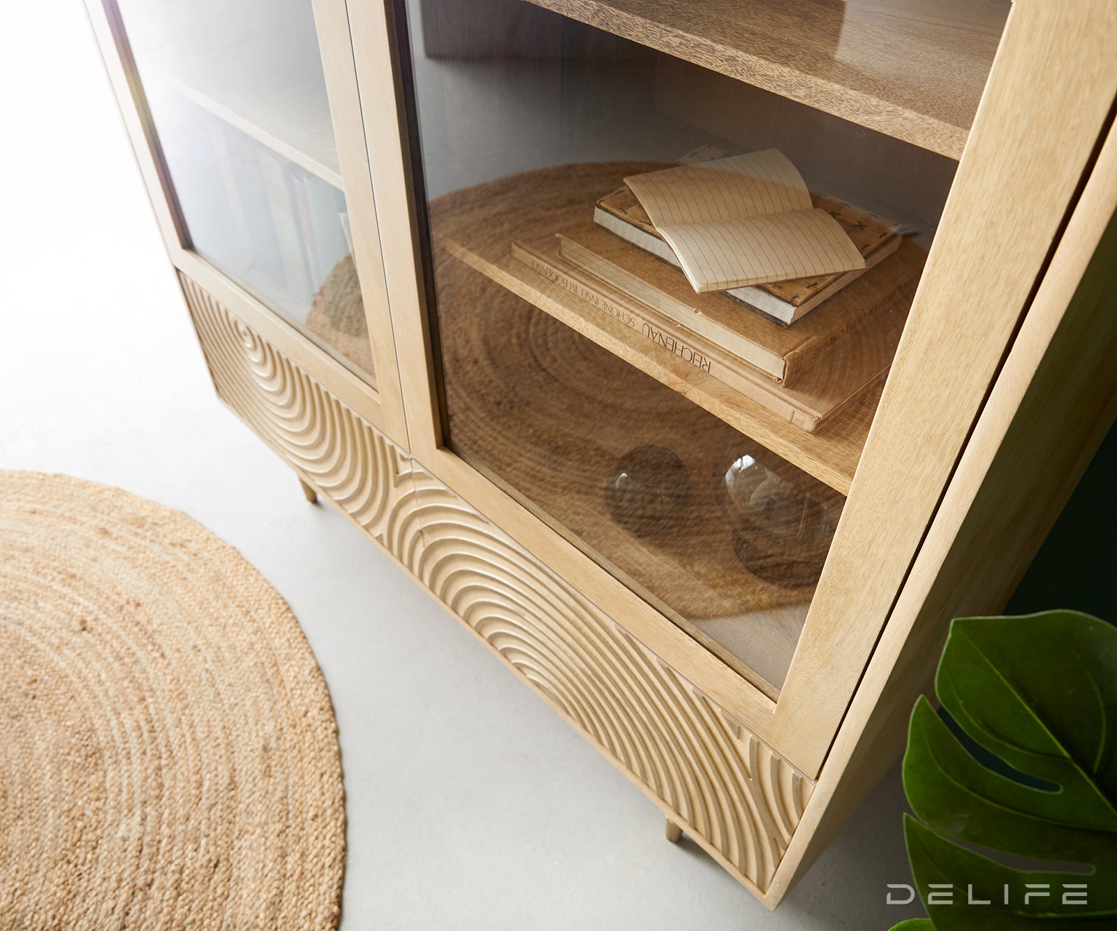 Vitrina Budaya, Materijal: Mango