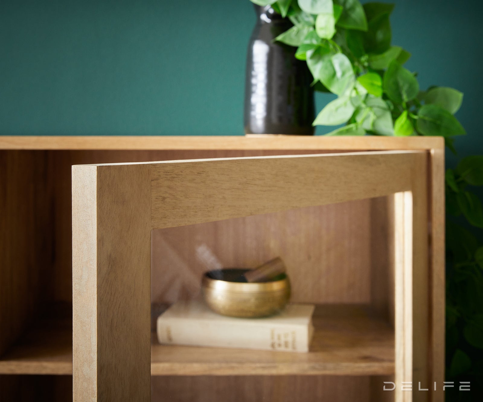 Vitrina Budaya, Materijal: Mango