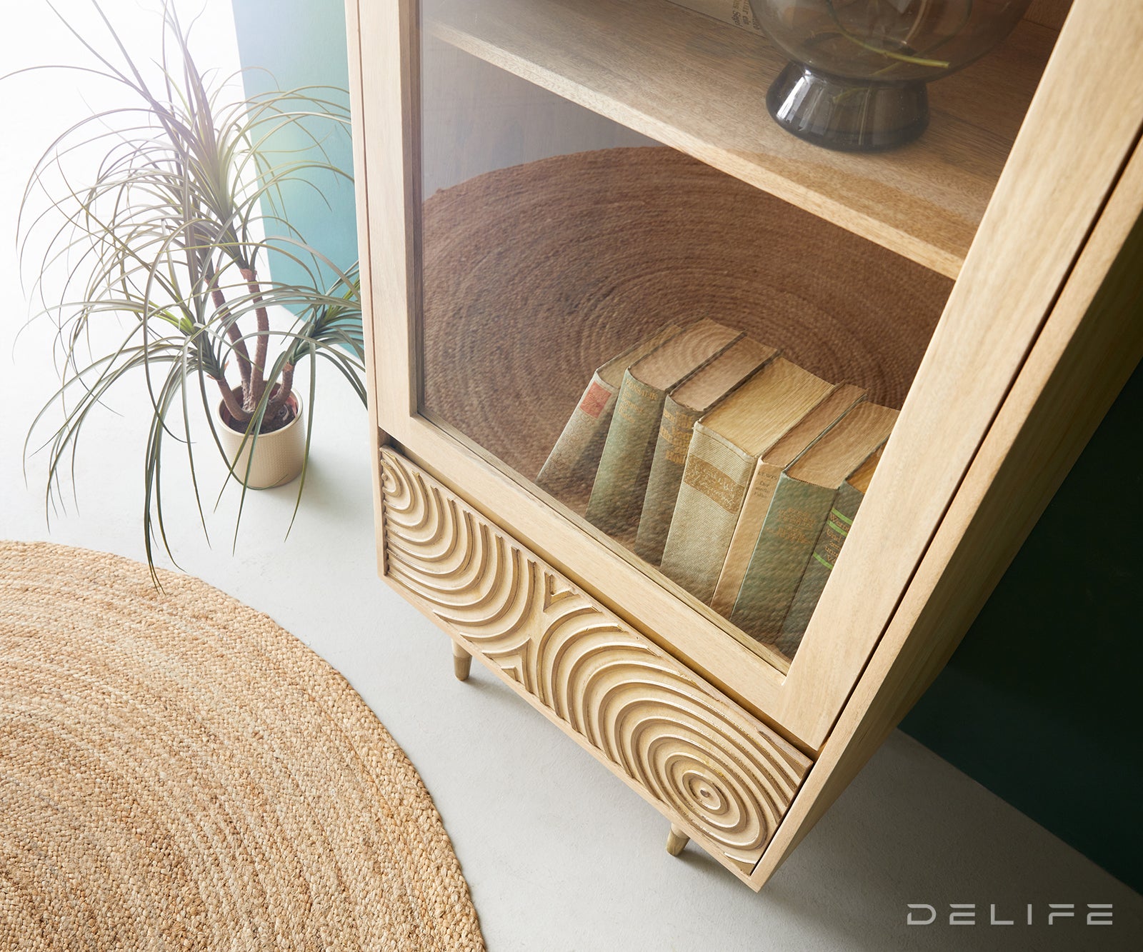 Vitrina Budaya, Materijal: Mango