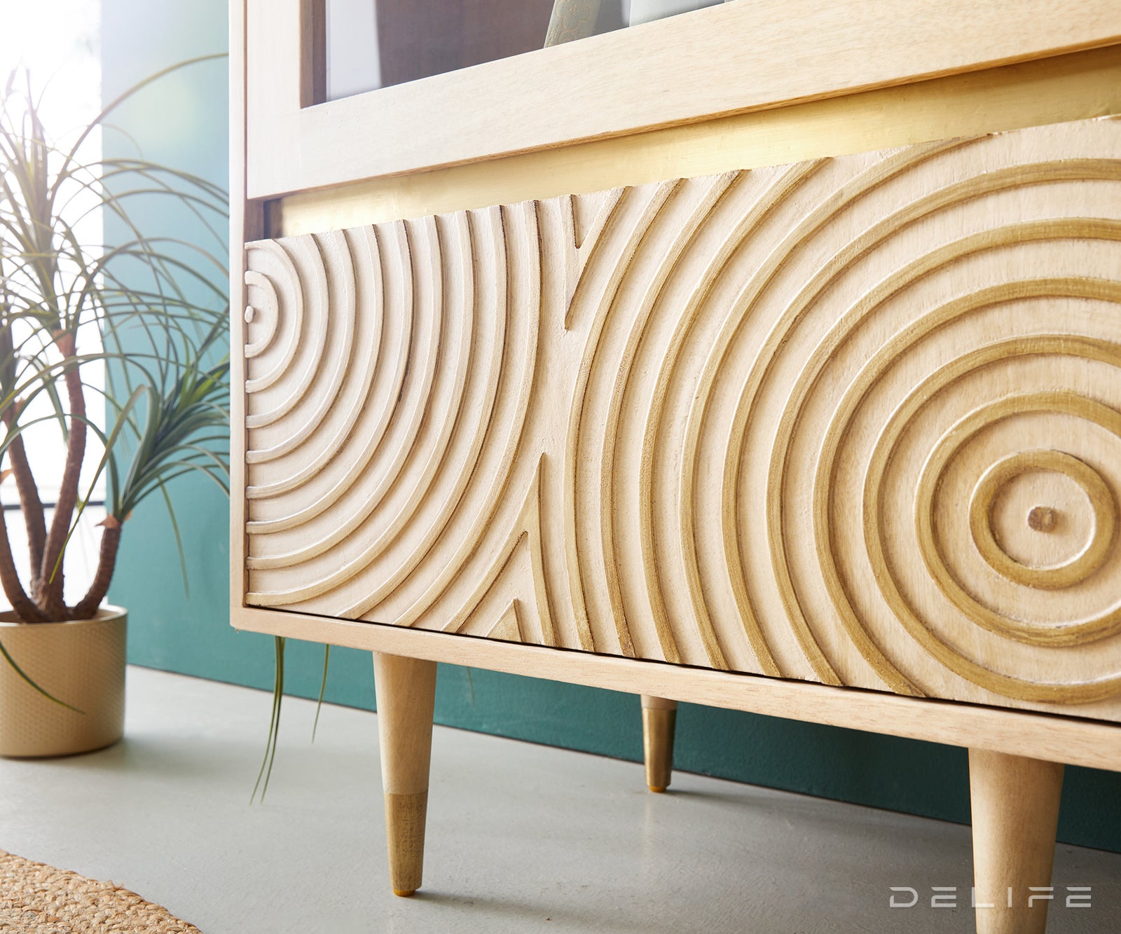 Vitrina Budaya, Materijal: Mango