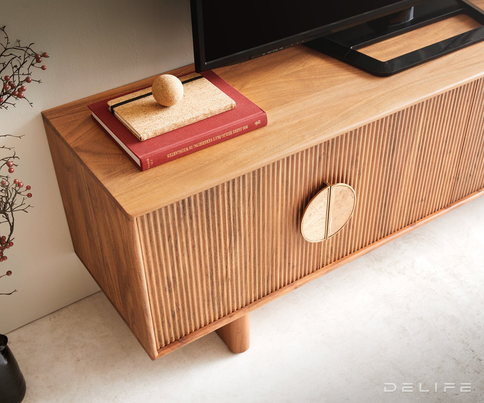 Komoda Surimu, Materijal: Bagrem