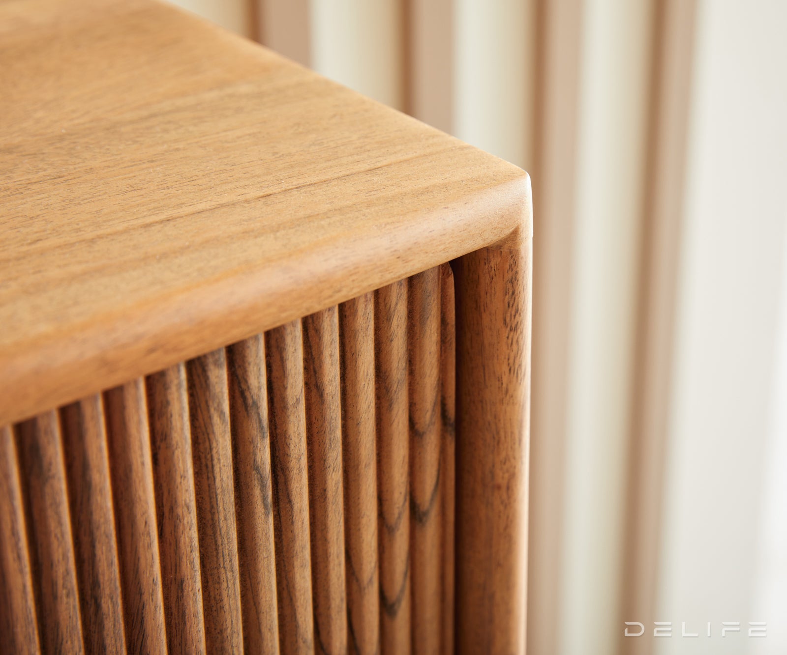 Komoda Surimu, Materijal: Bagrem