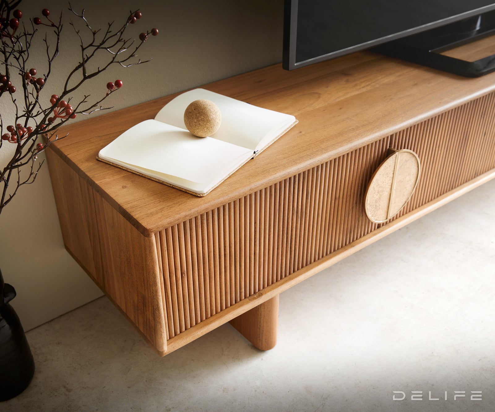 Komoda Surimu, Materijal: Bagrem