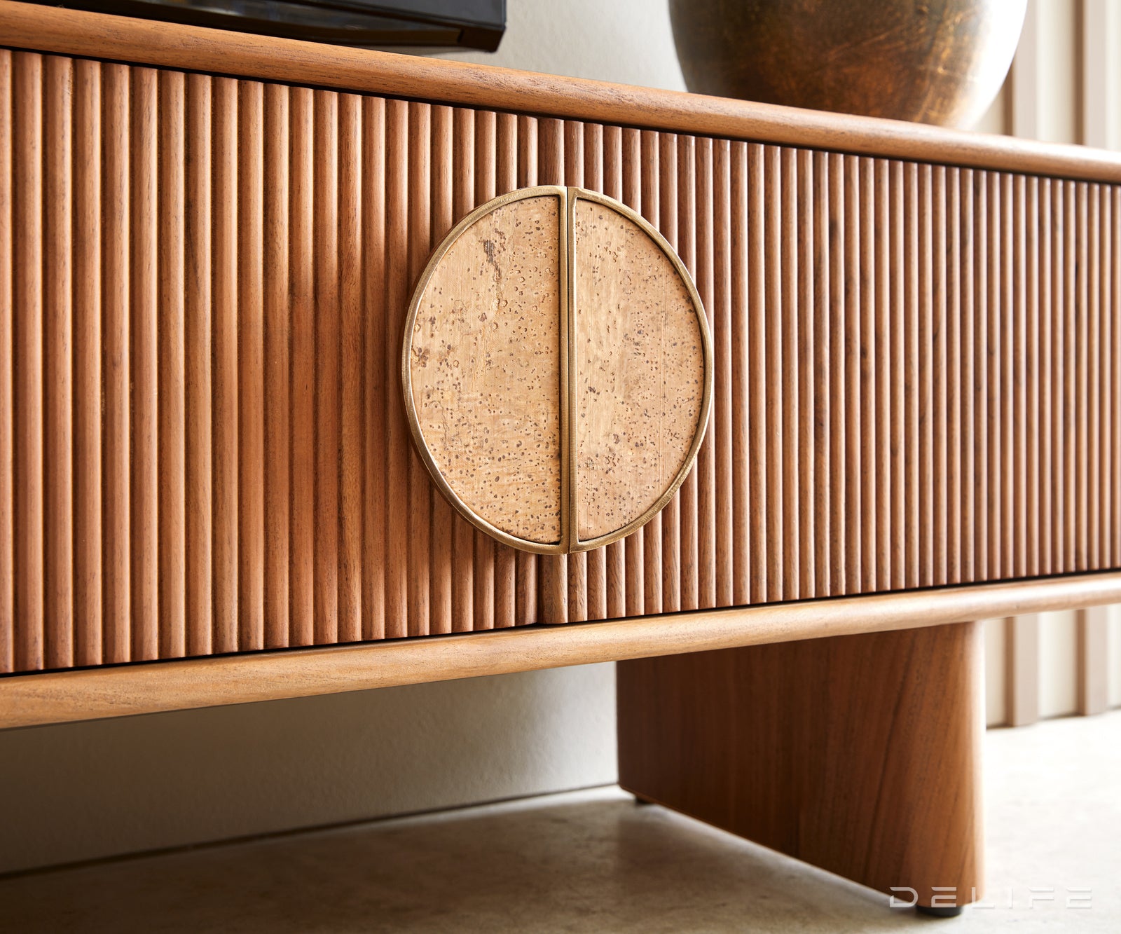 Komoda Surimu, Materijal: Bagrem