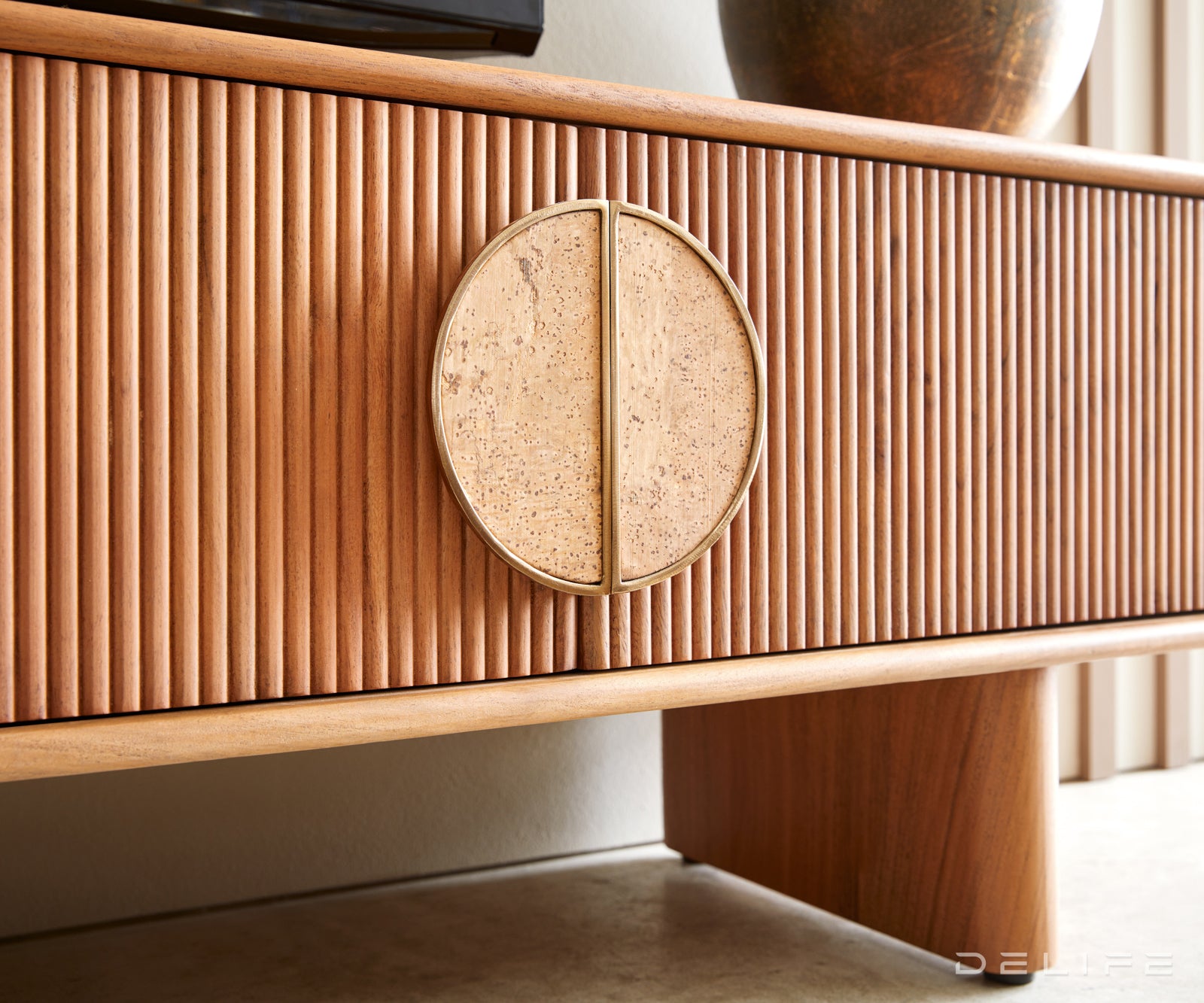 Komoda Surimu, Materijal: Bagrem