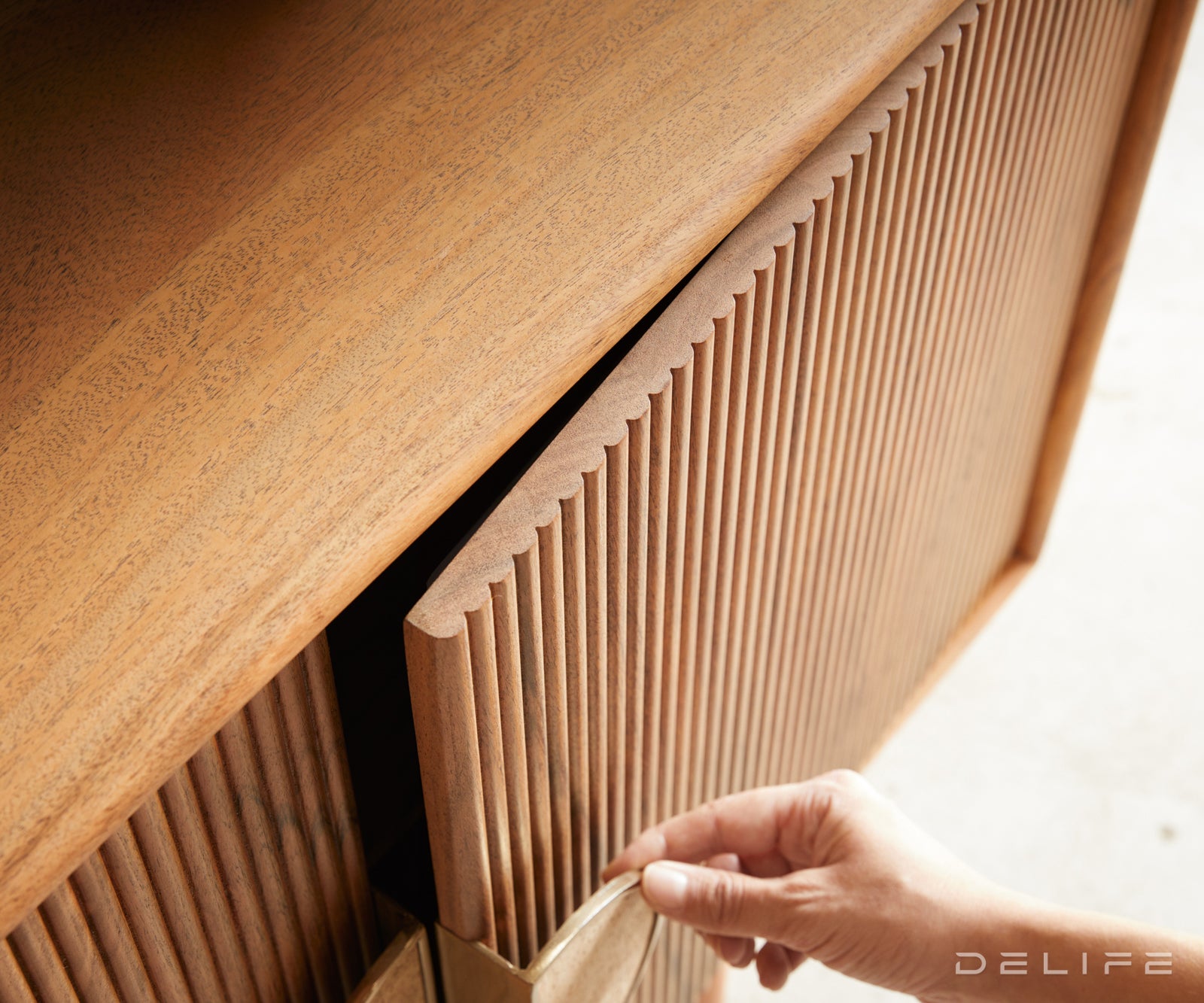 Komoda Surimu, Materijal: Bagrem