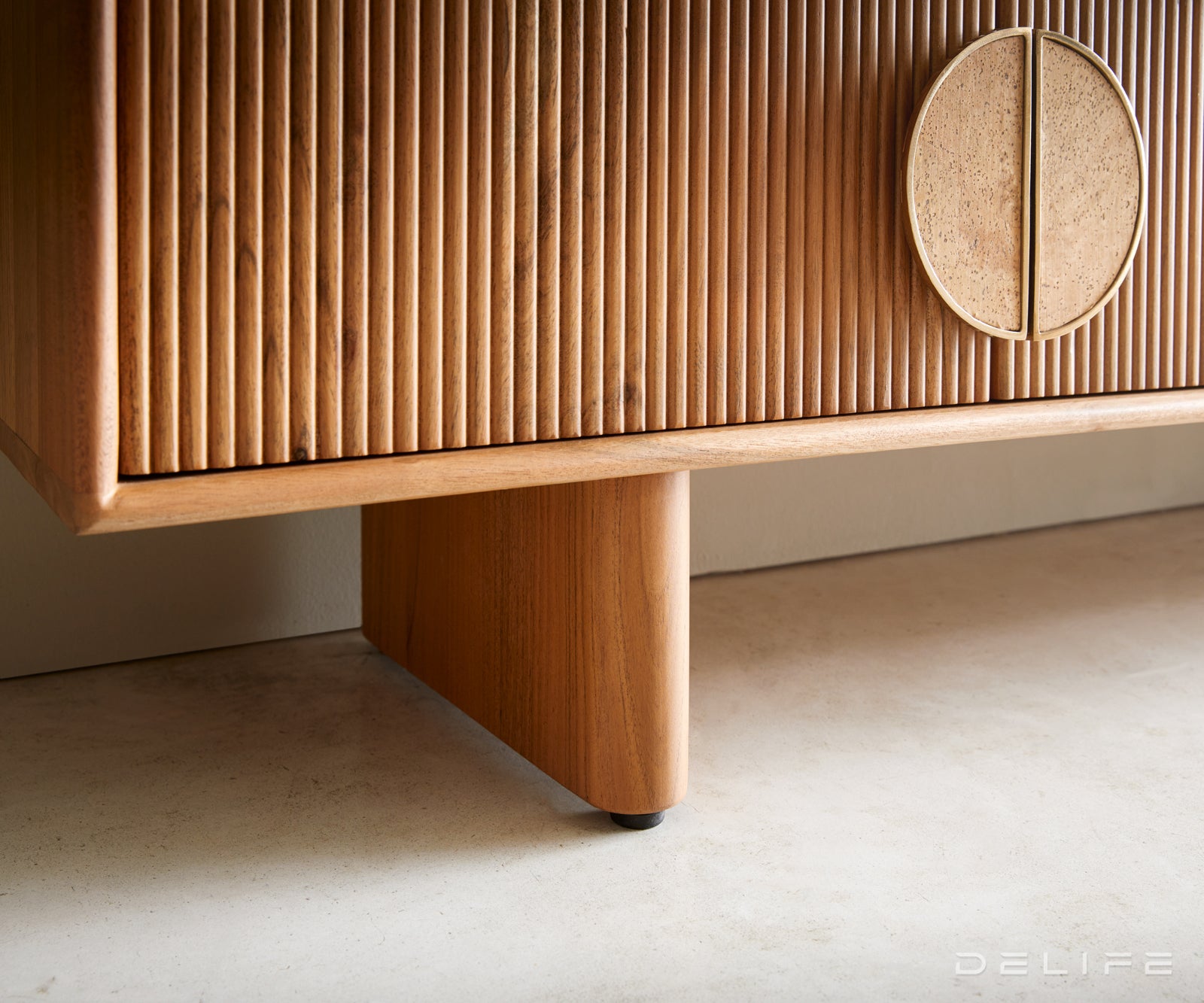 Komoda Surimu, Materijal: Bagrem