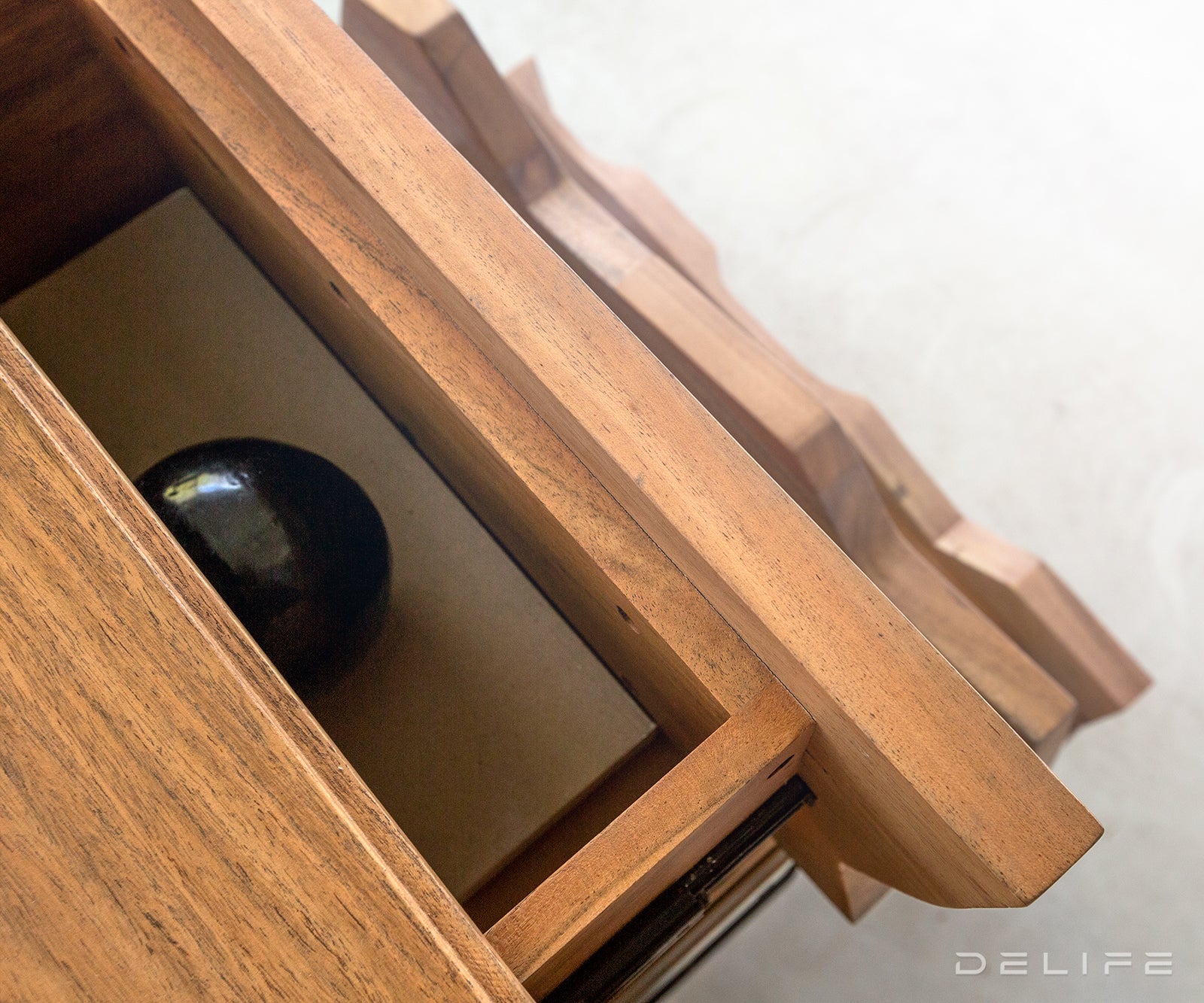 Komoda Solu, Materijal: Bagrem