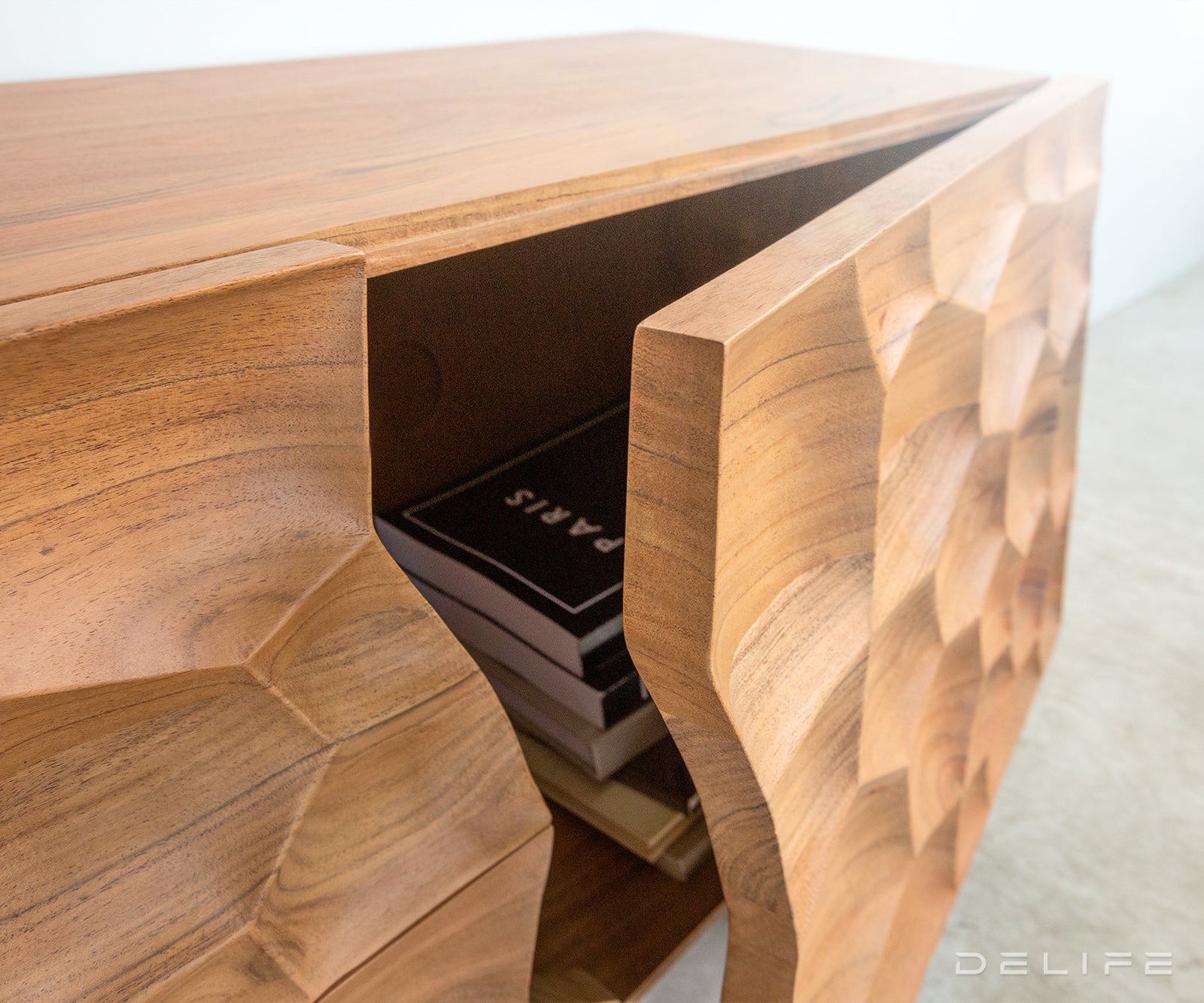 Komoda Solu, Materijal: Bagrem