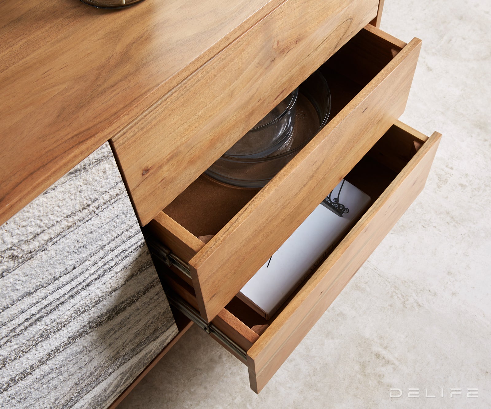 Komoda Kleo, Materijal: Bagrem