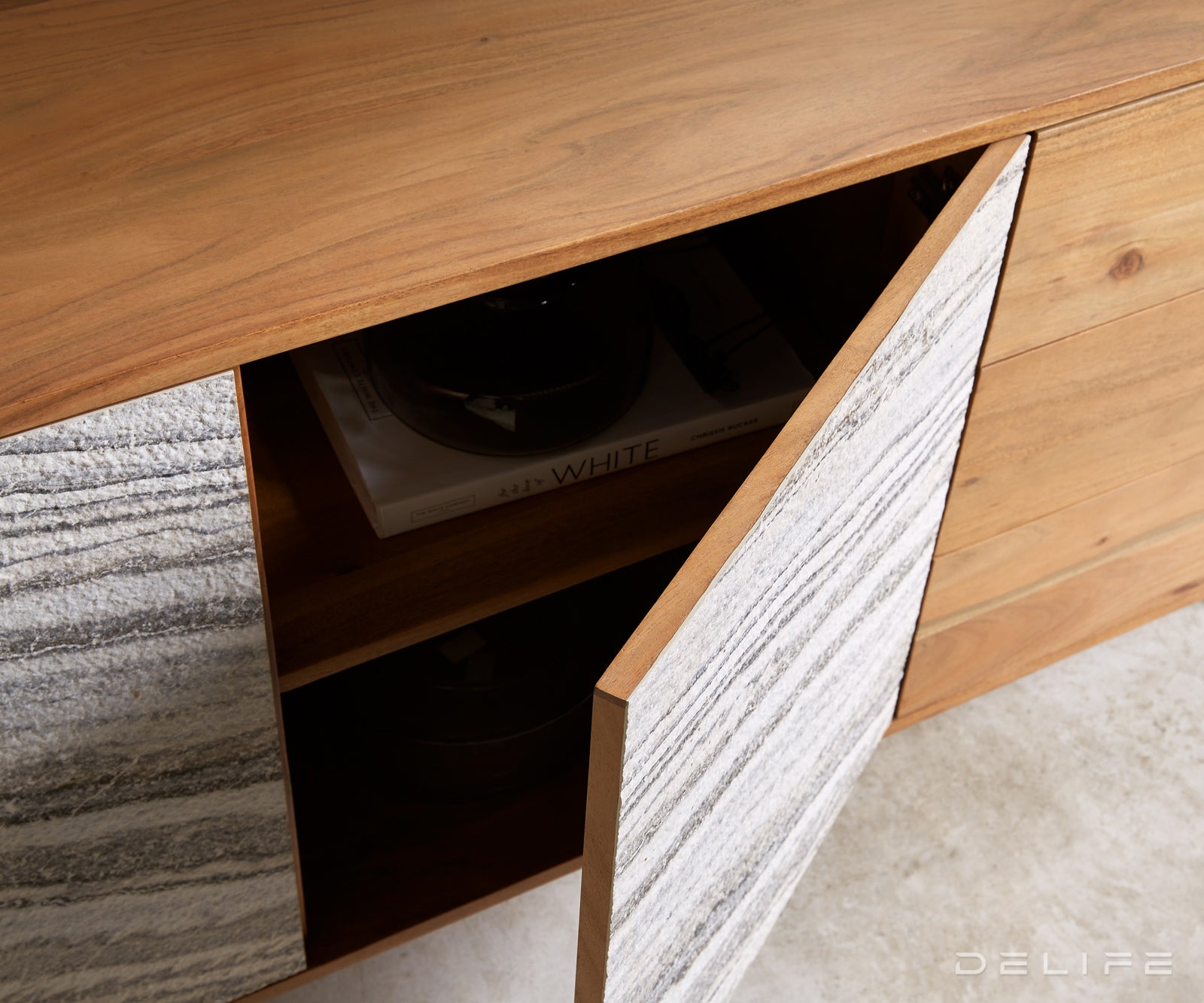 Komoda Kleo, Materijal: Bagrem