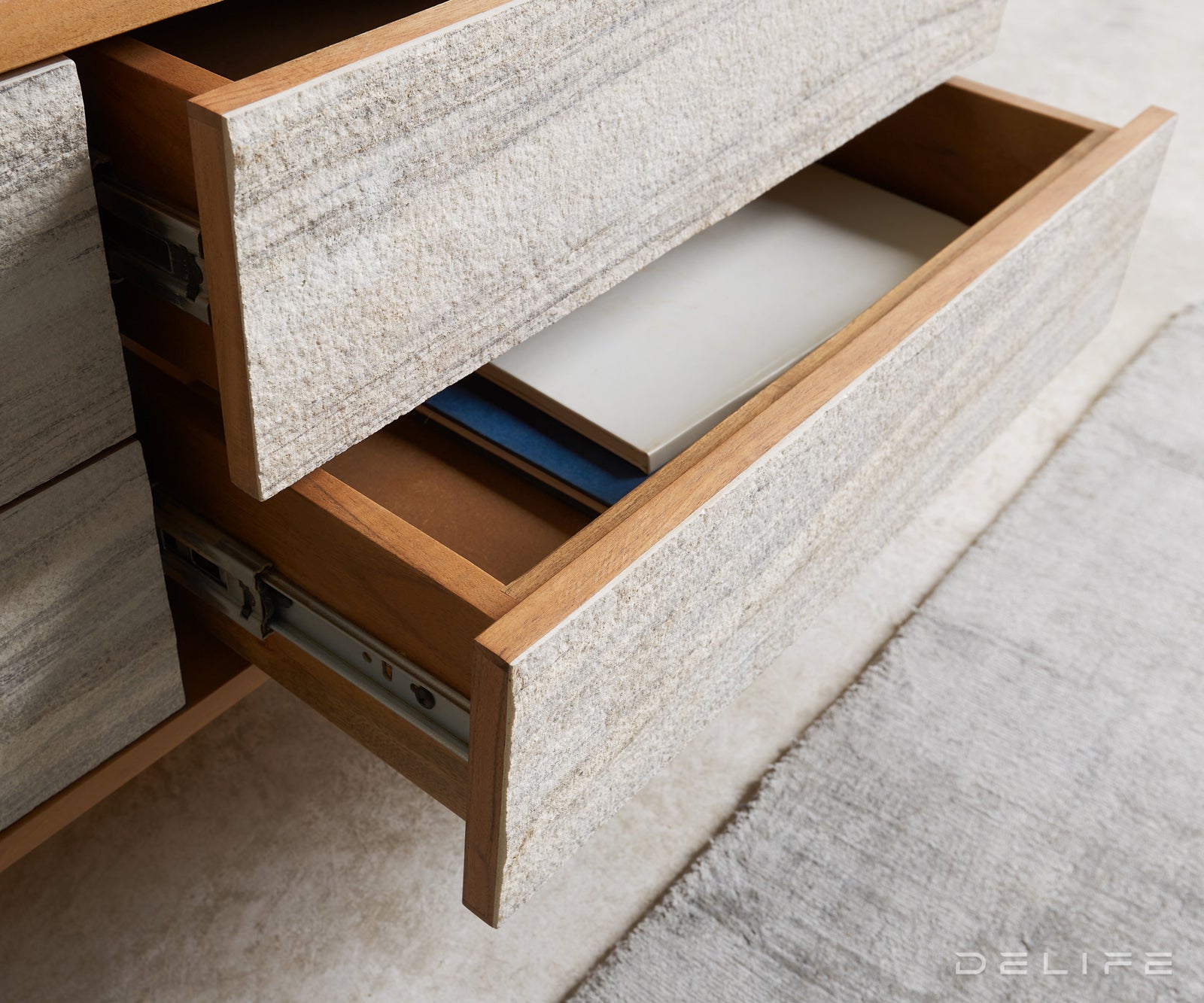 Vitrina Kleo, Materijal: Bagrem