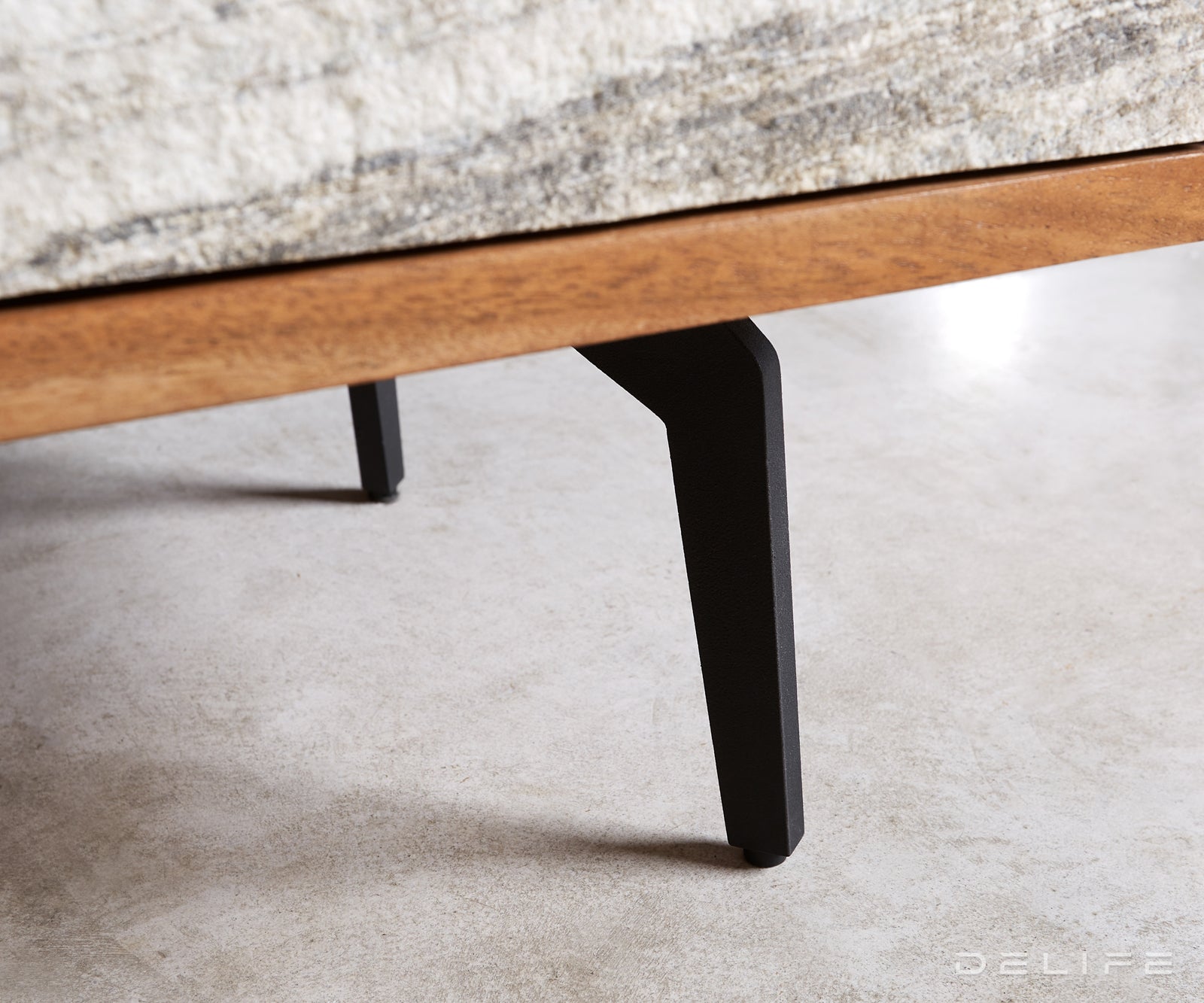 Vitrina Kleo, Materijal: Bagrem