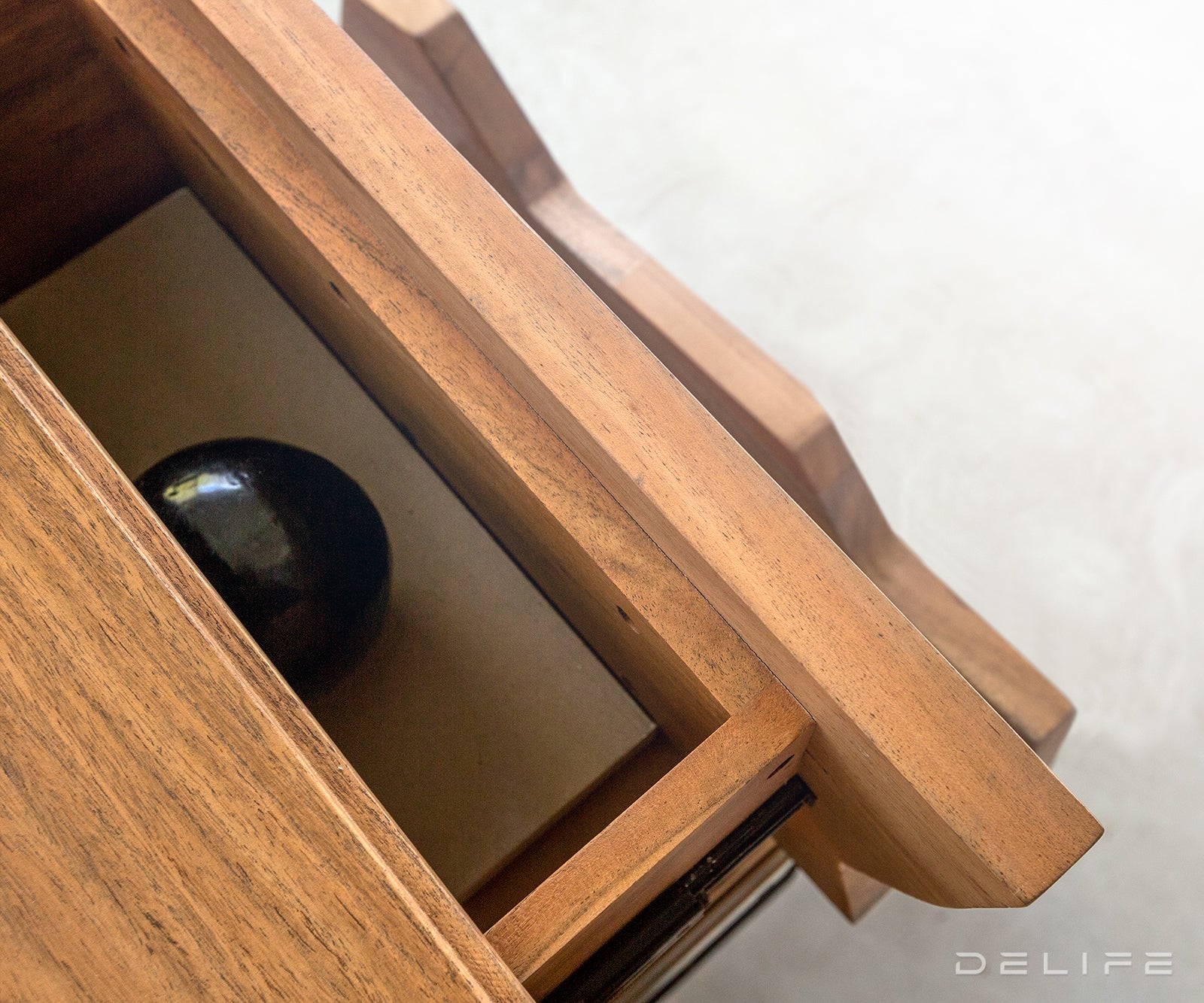 Komoda Solu, Materijal: Bagrem