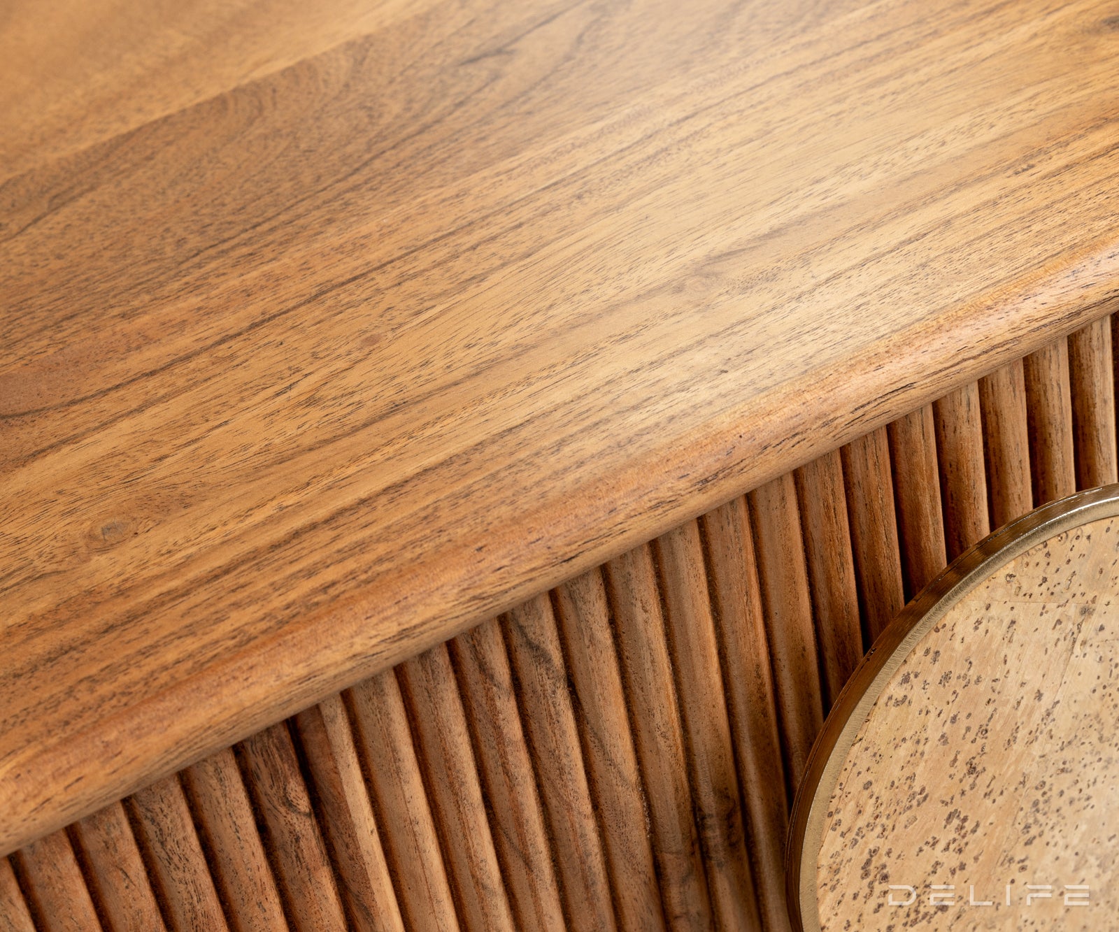 Komoda Surimu, Materijal: Bagrem