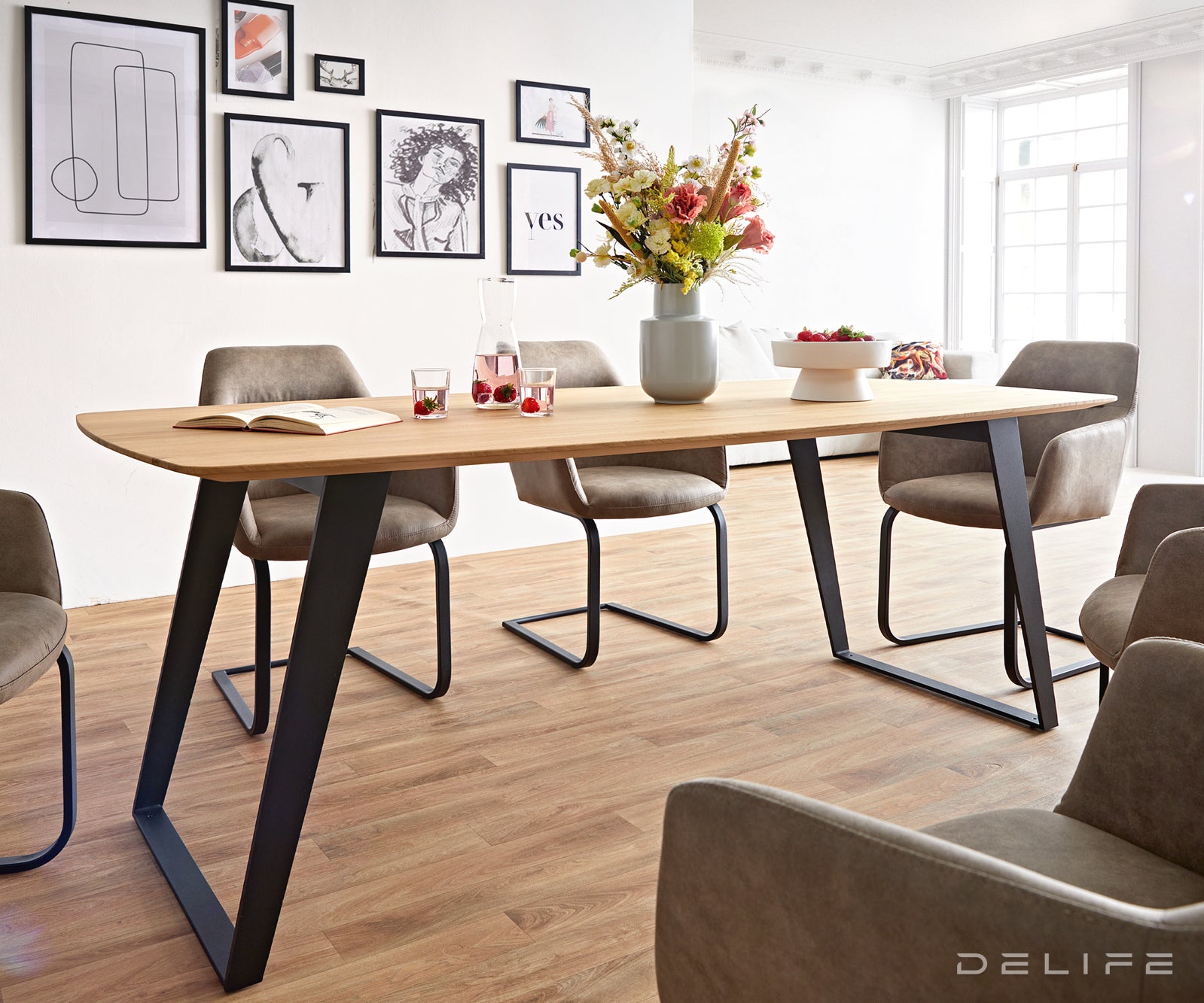 Blagovaonski stol Edge Bott, Materijal: Hrast