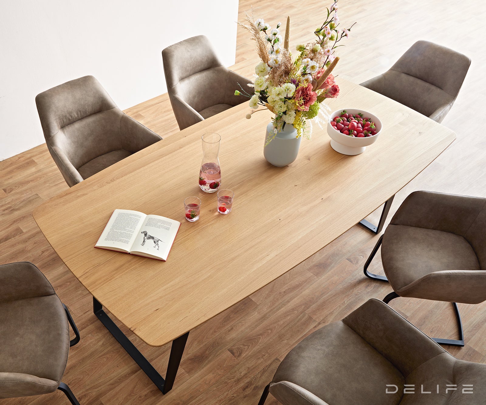 Blagovaonski stol Edge Bott, Materijal: Hrast