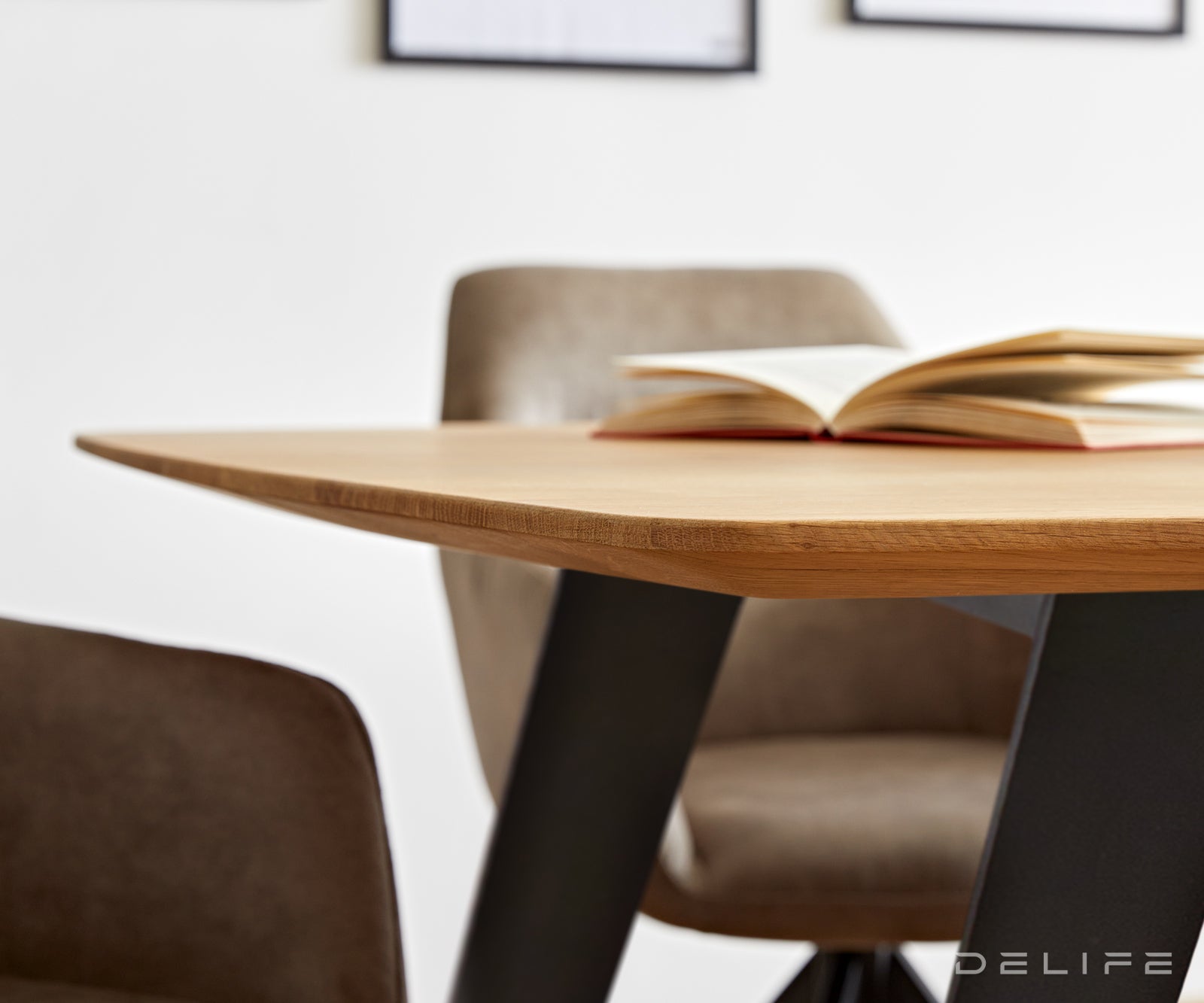 Blagovaonski stol Edge Bott, Materijal: Hrast