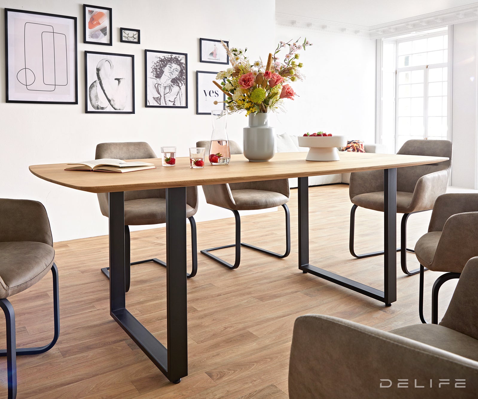 Blagovaonski stol Edge Bott, Materijal: Hrast