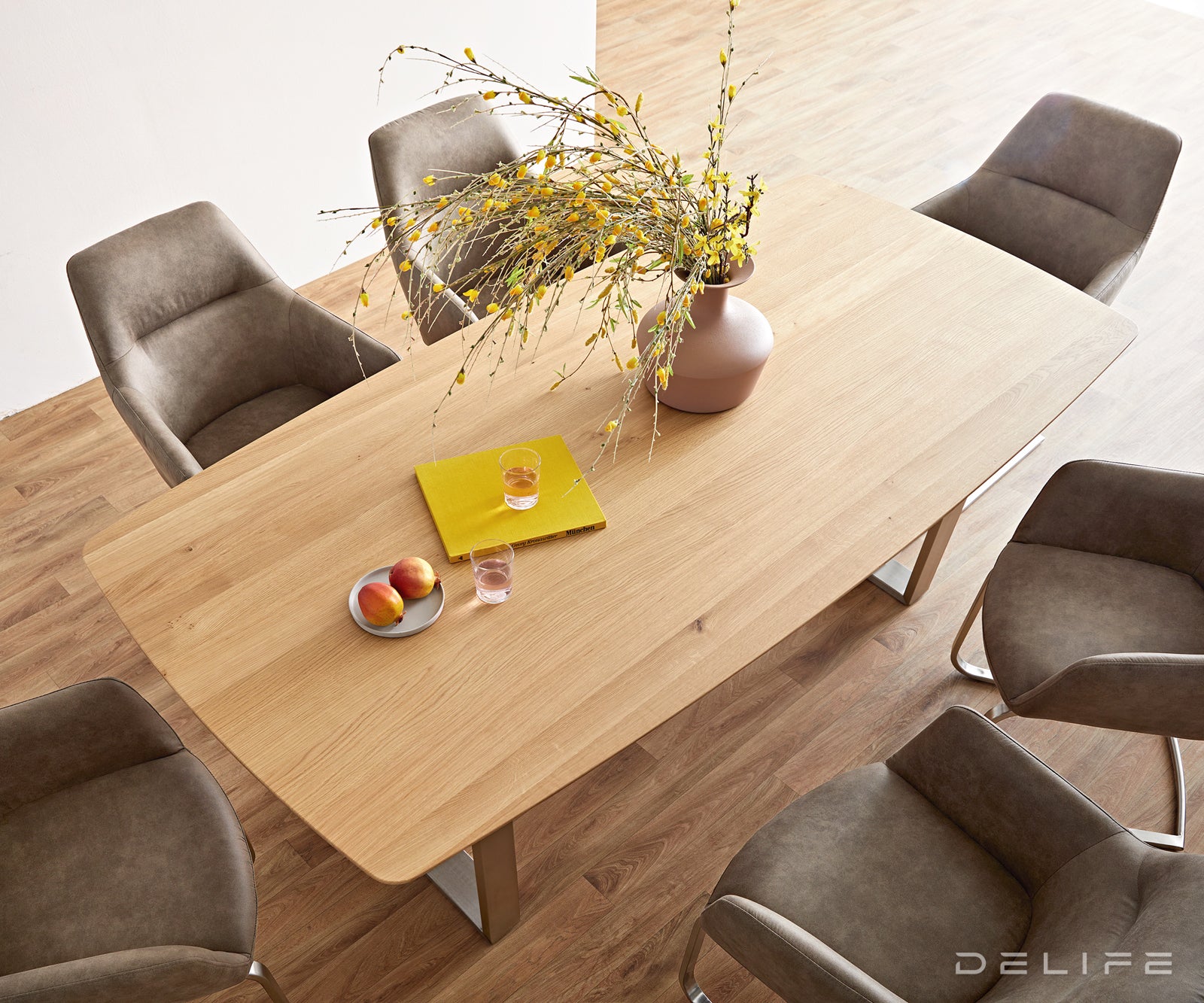 Blagovaonski stol Edge Bott, Materijal: Hrast