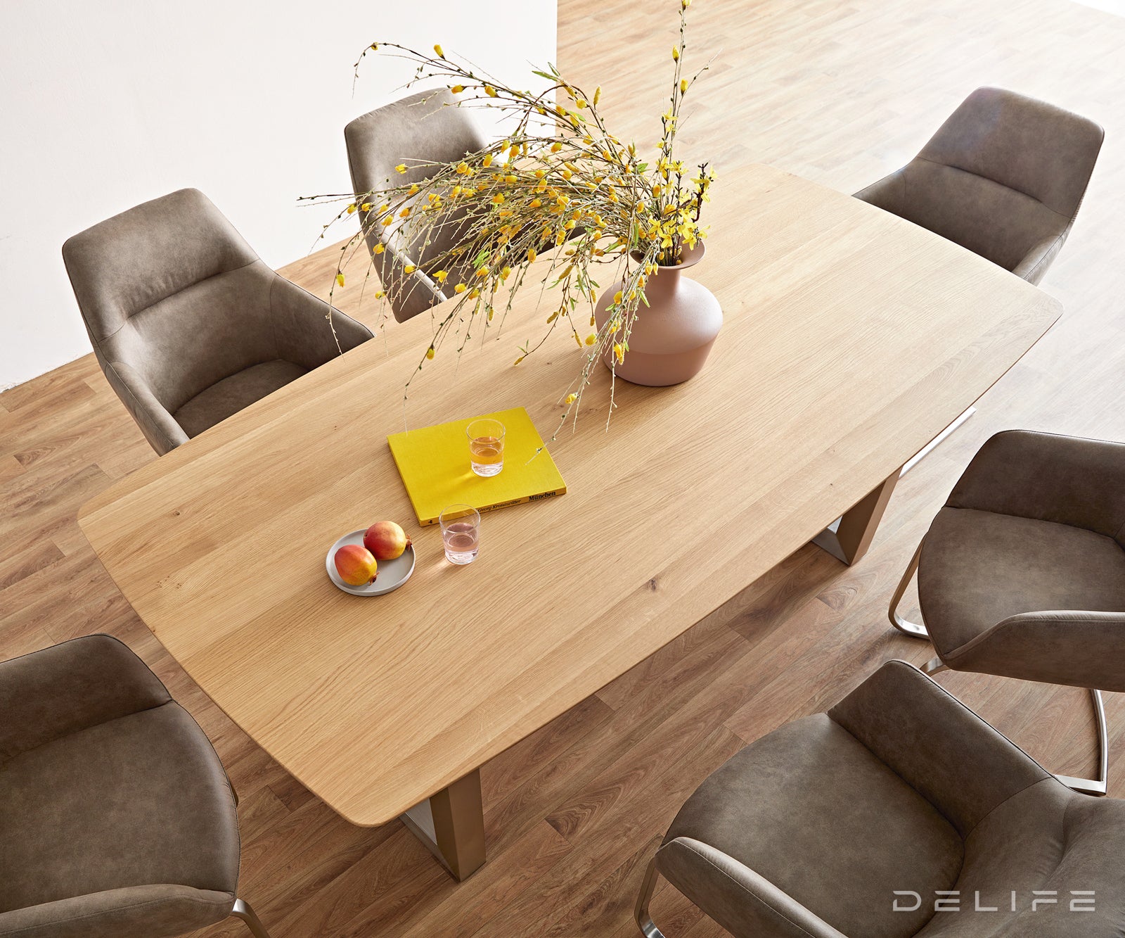 Blagovaonski stol Edge Bott, Materijal: Hrast