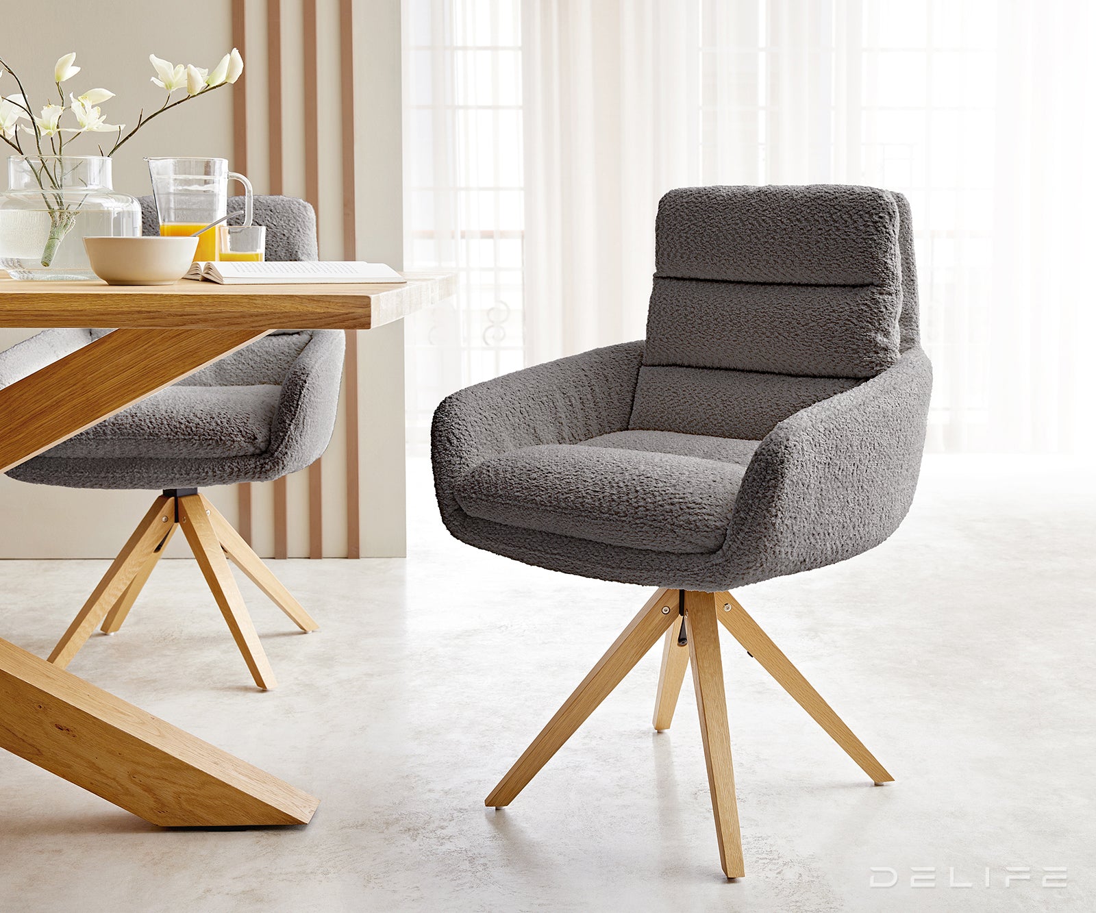 Blagovaonska stolica Abelia s rukonaslonom, Materijal: Boucle