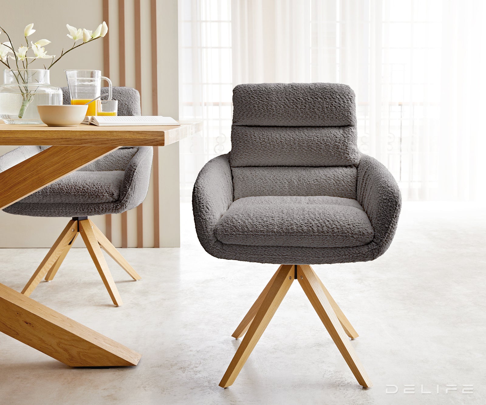 Blagovaonska stolica Abelia s rukonaslonom, Materijal: Boucle