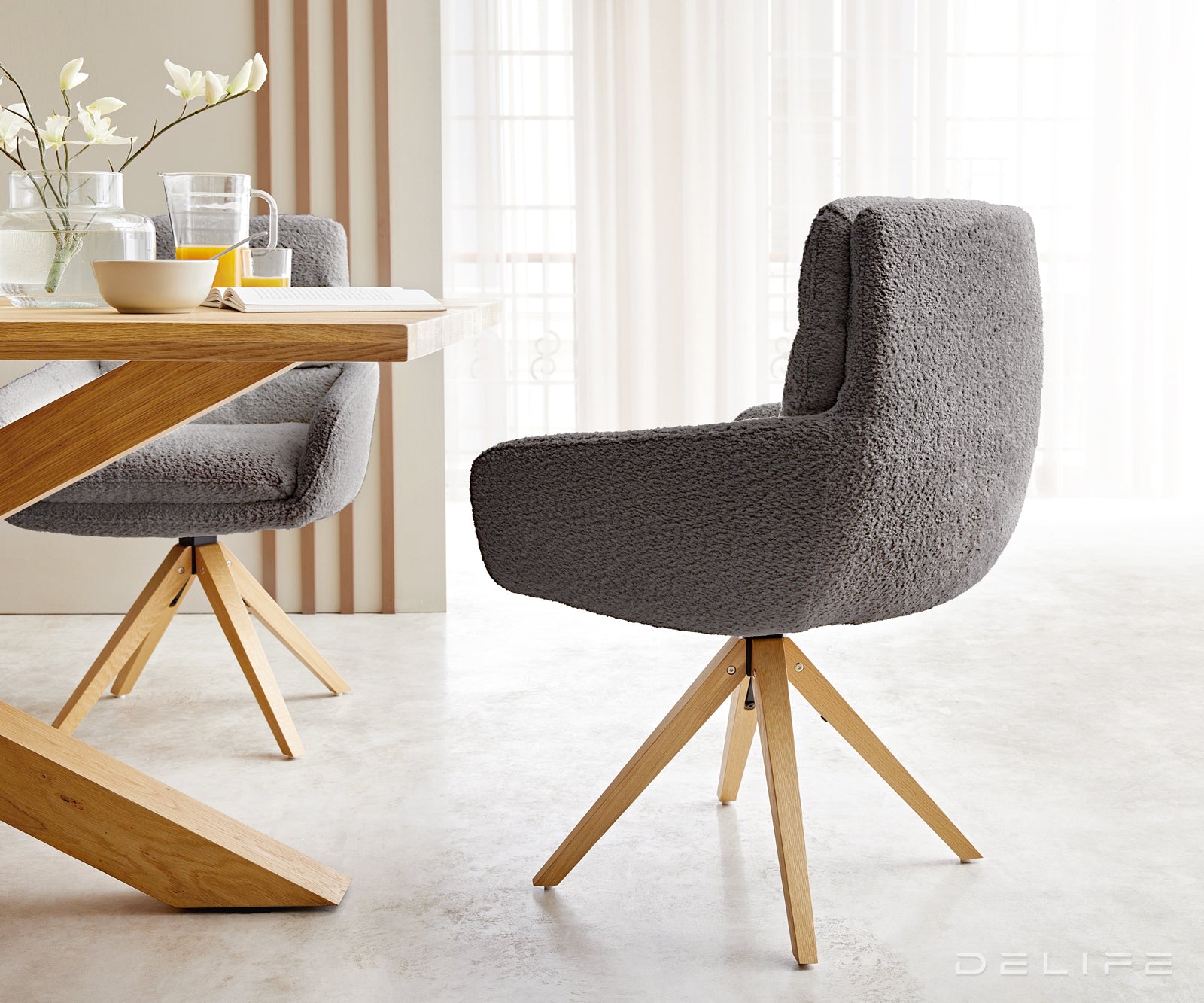 Blagovaonska stolica Abelia s rukonaslonom, Materijal: Boucle