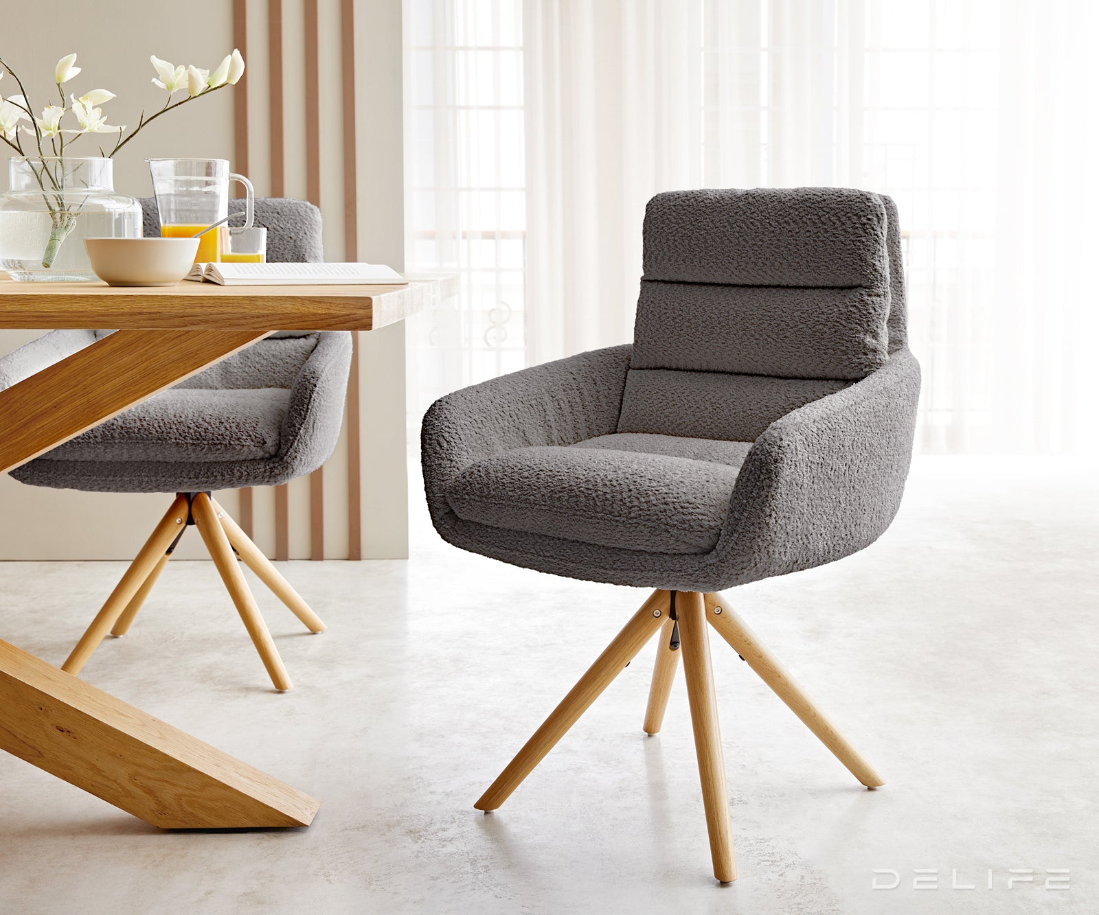 Blagovaonska stolica Abelia s rukonaslonom, Materijal: Boucle